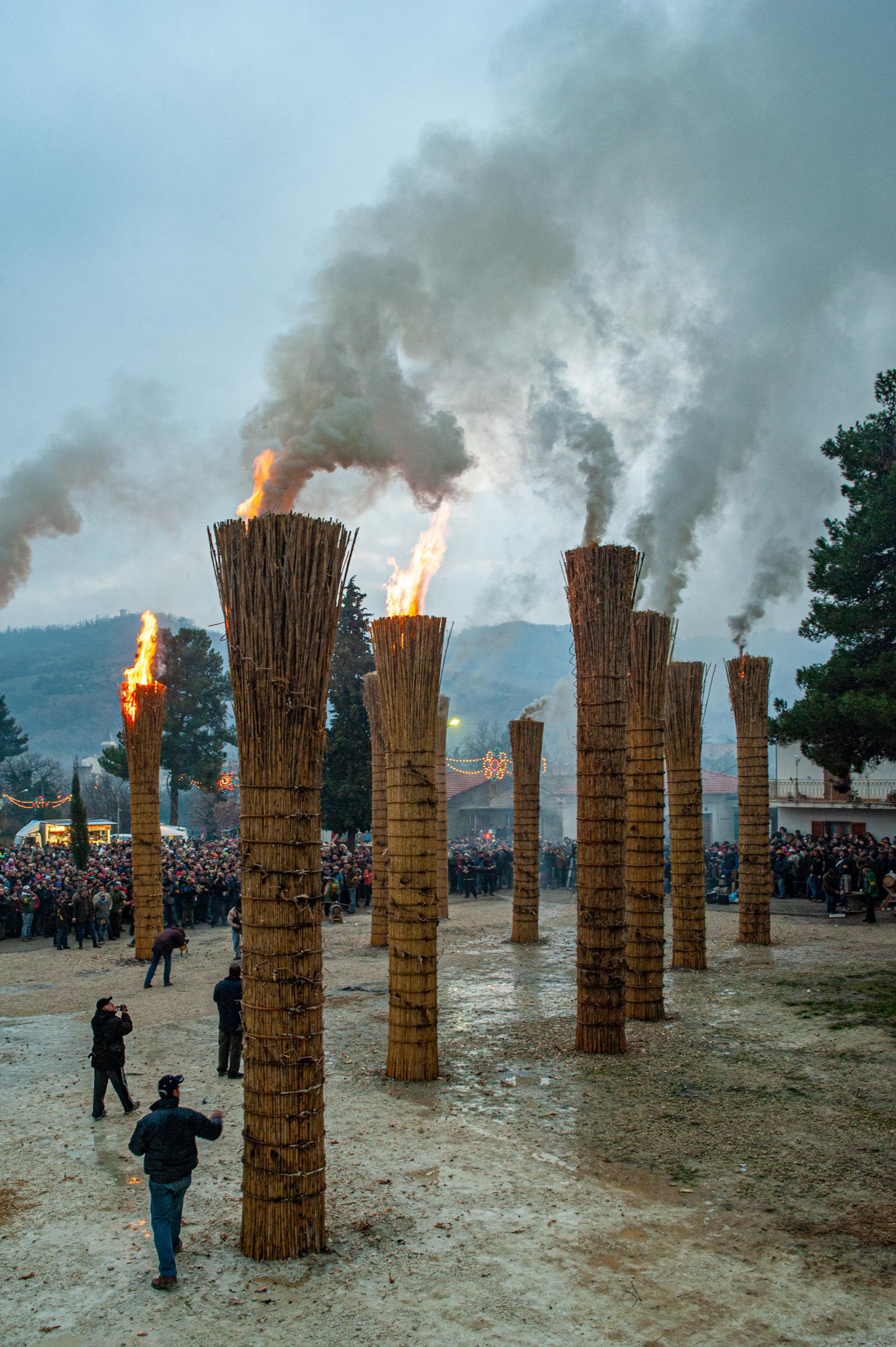 Roberto Monasterio, L’accensione della farchia: l’avvio del fuoco, 2009, fotografia digitale