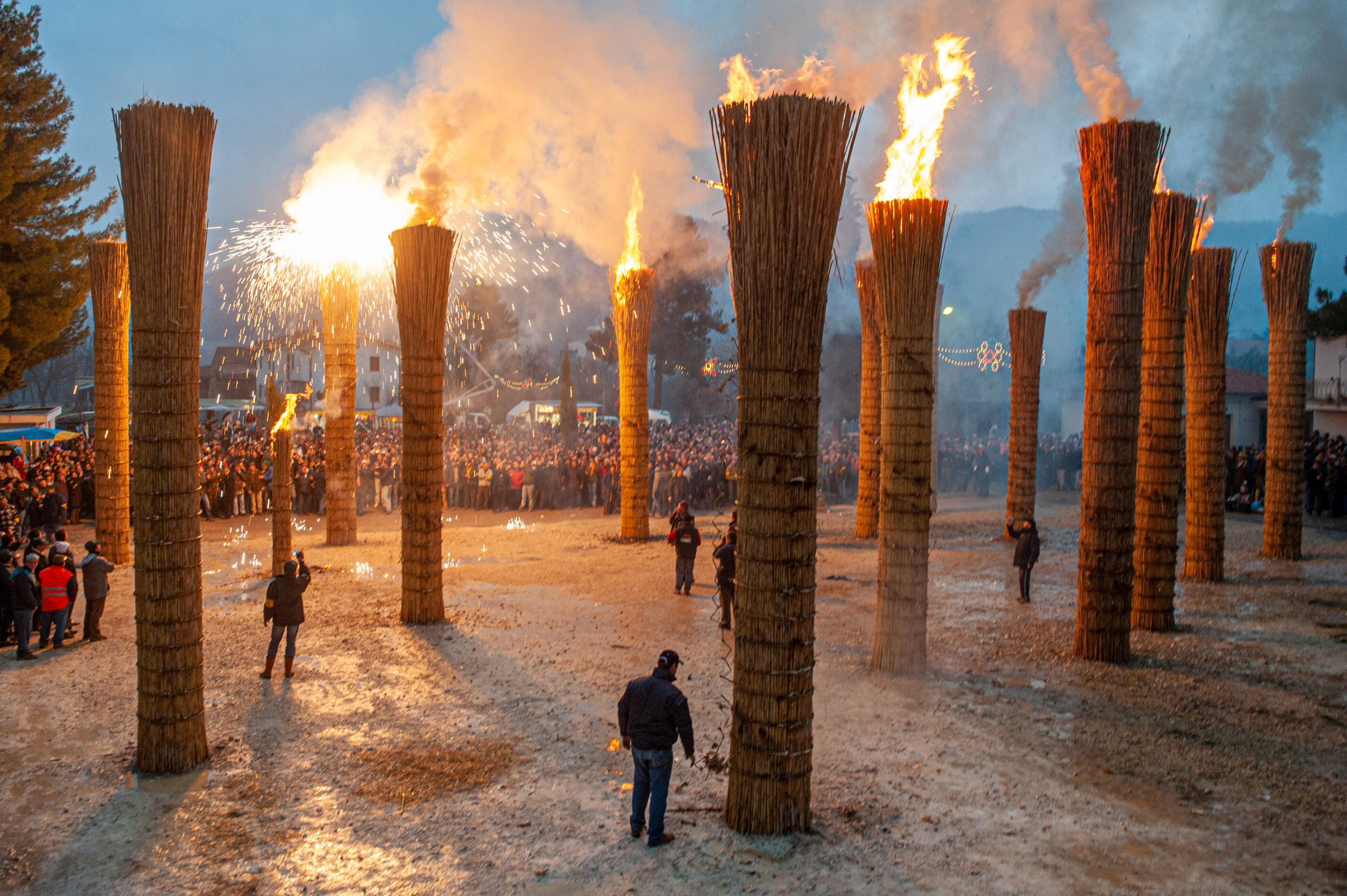 Roberto Monasterio, L’accensione della farchia: l’avvio del fuoco, 2009, fotografia digitale