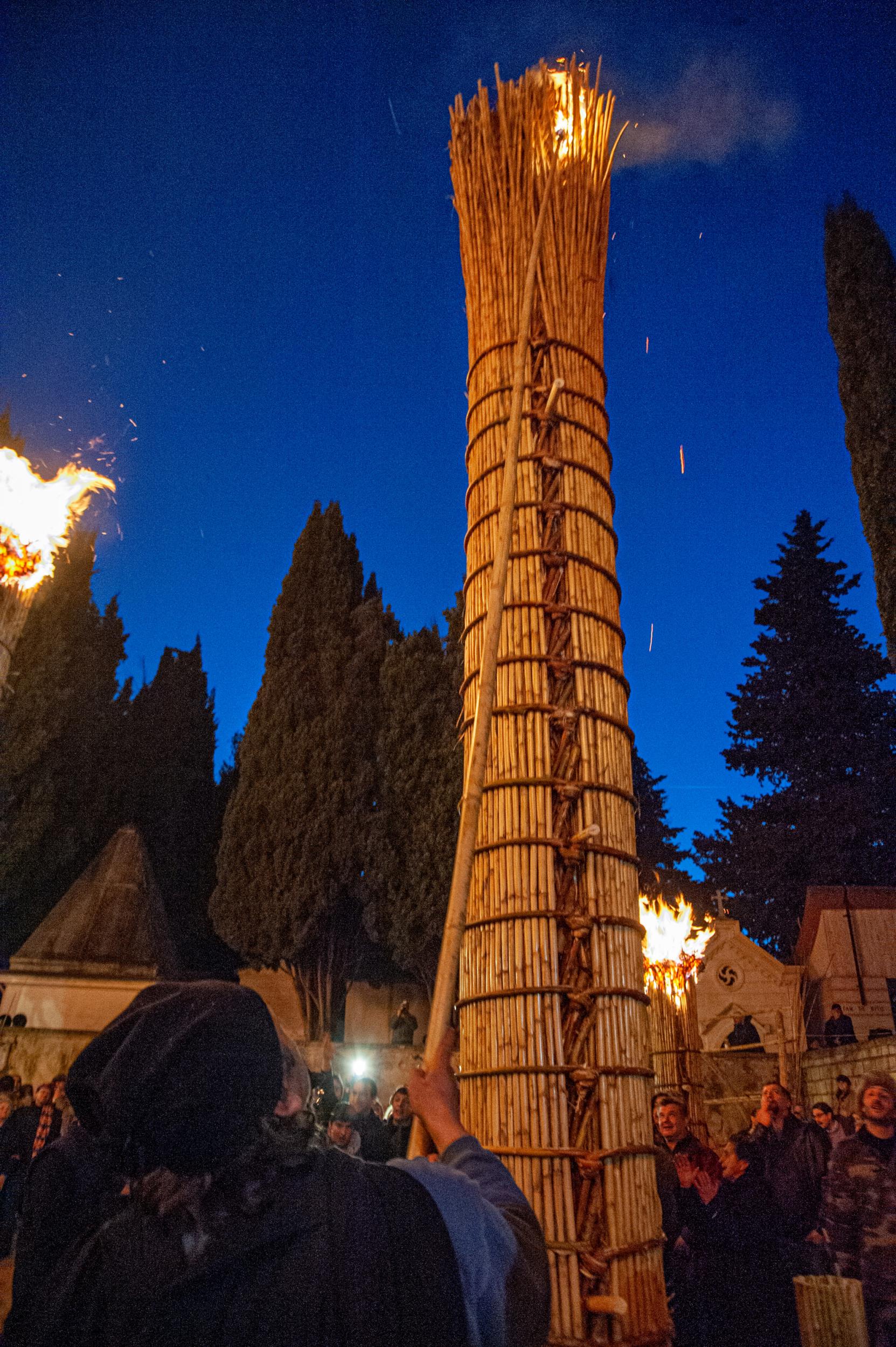 Roberto Monasterio, L’accensione della farchia: accensione manuale con bastone