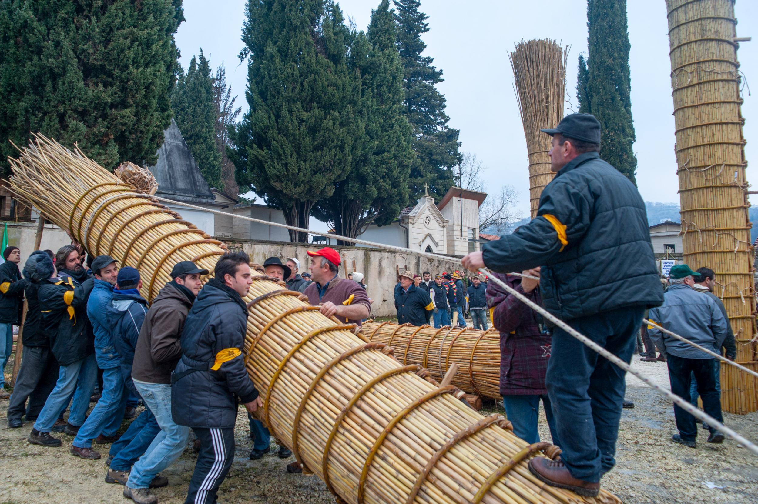 Roberto Monasterio, L’innalzamento della farchia: il sollevamento, 2009, fotografia digitale