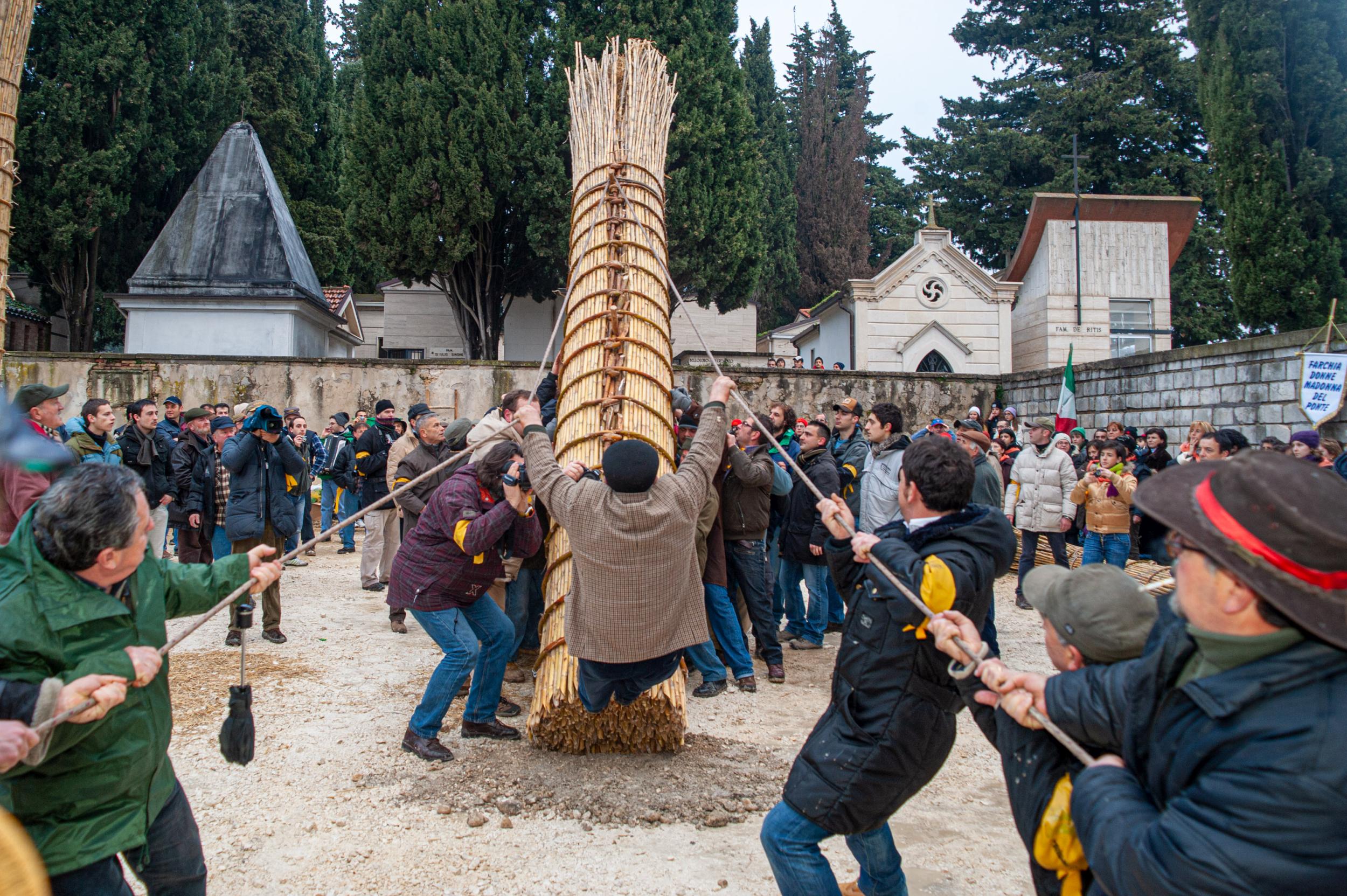 Roberto Monasterio, L’innalzamento della farchia: il tiro con le funi, 2009, fotografia digitale