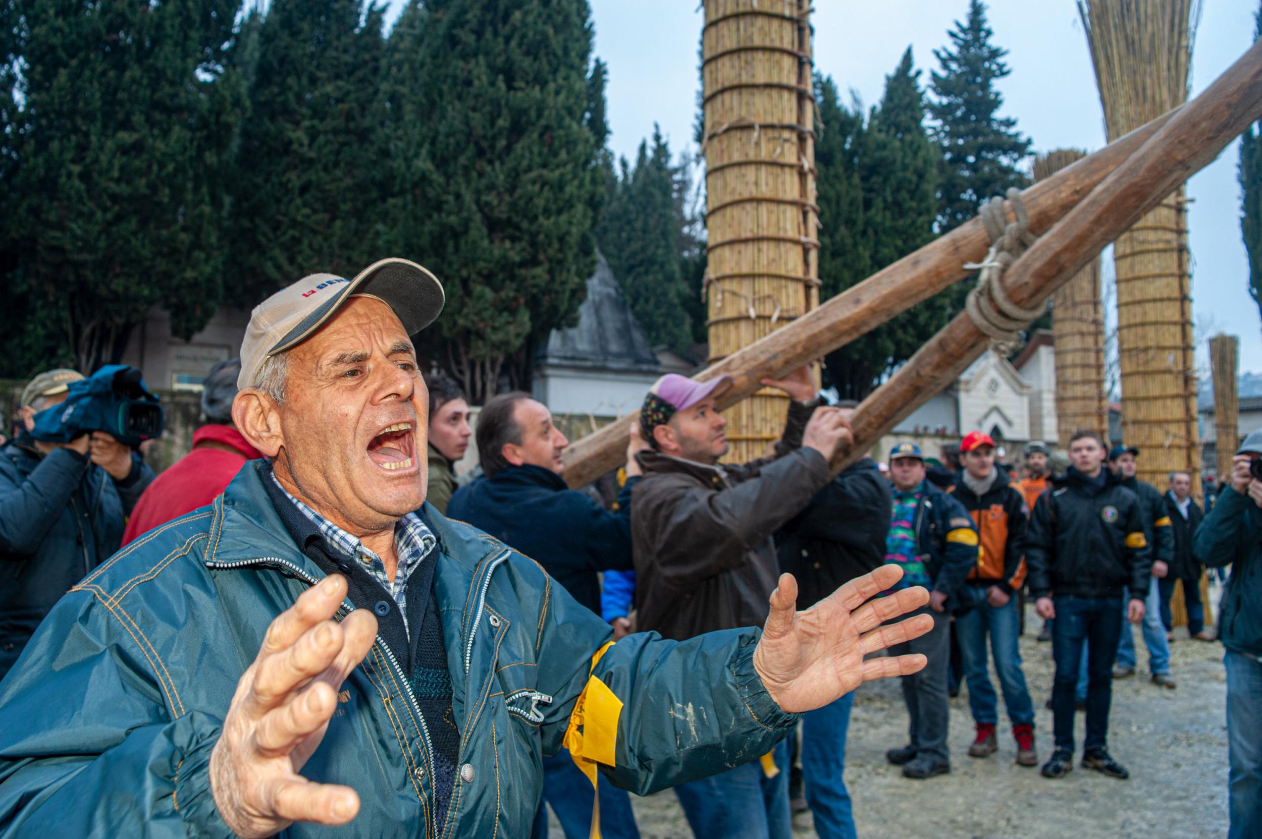 Roberto Monasterio, L’innalzamento della farchia: il grido del capofarchia, 2009, fotografia digitale