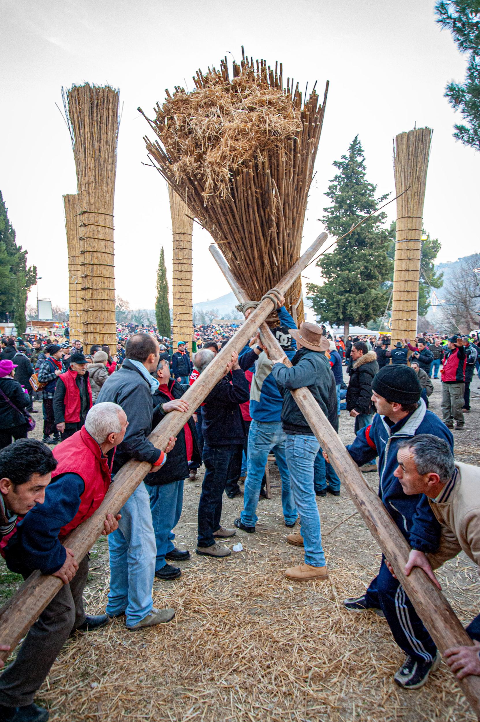 Roberto Monasterio, L’innalzamento della farchia: la spinta con la forca, 2011, fotografia digitale