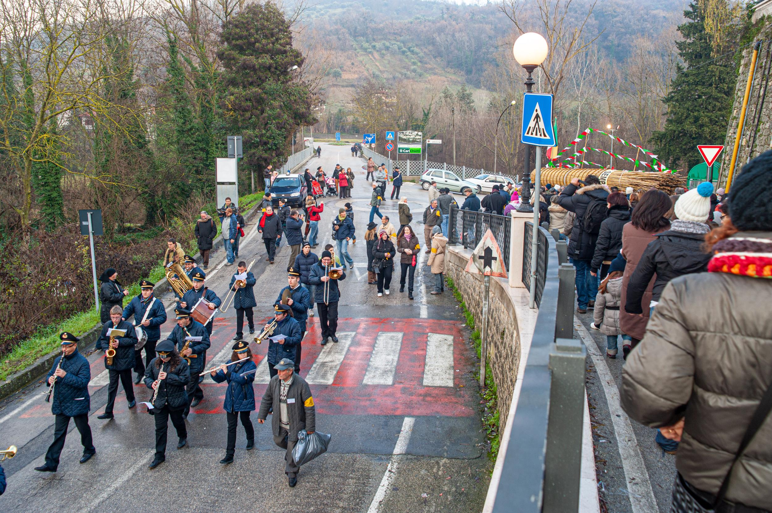 Roberto Monasterio, Il trasporto della farchia a spalla, 2009, fotografia digitale