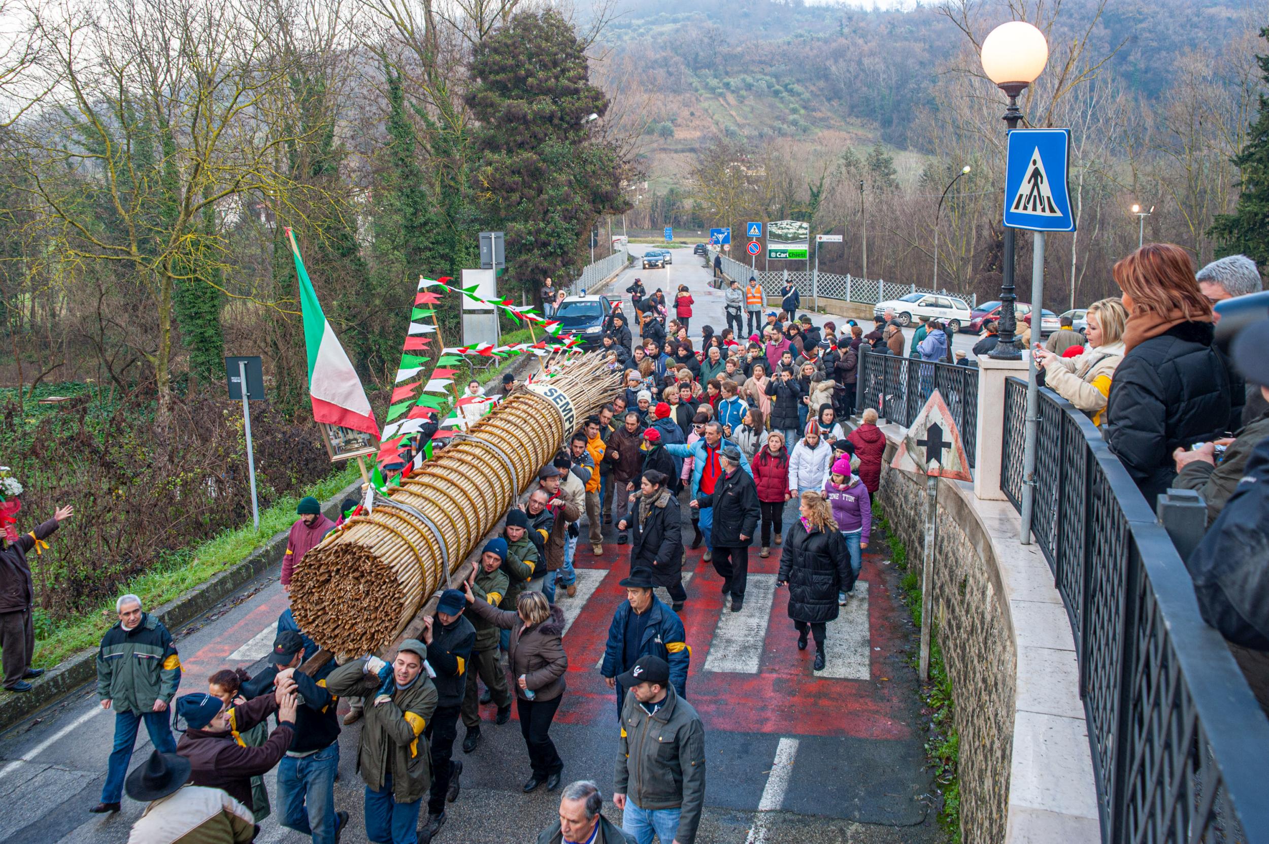 Roberto Monasterio, Il trasporto della farchia a spalla, 2009, fotografia digitale