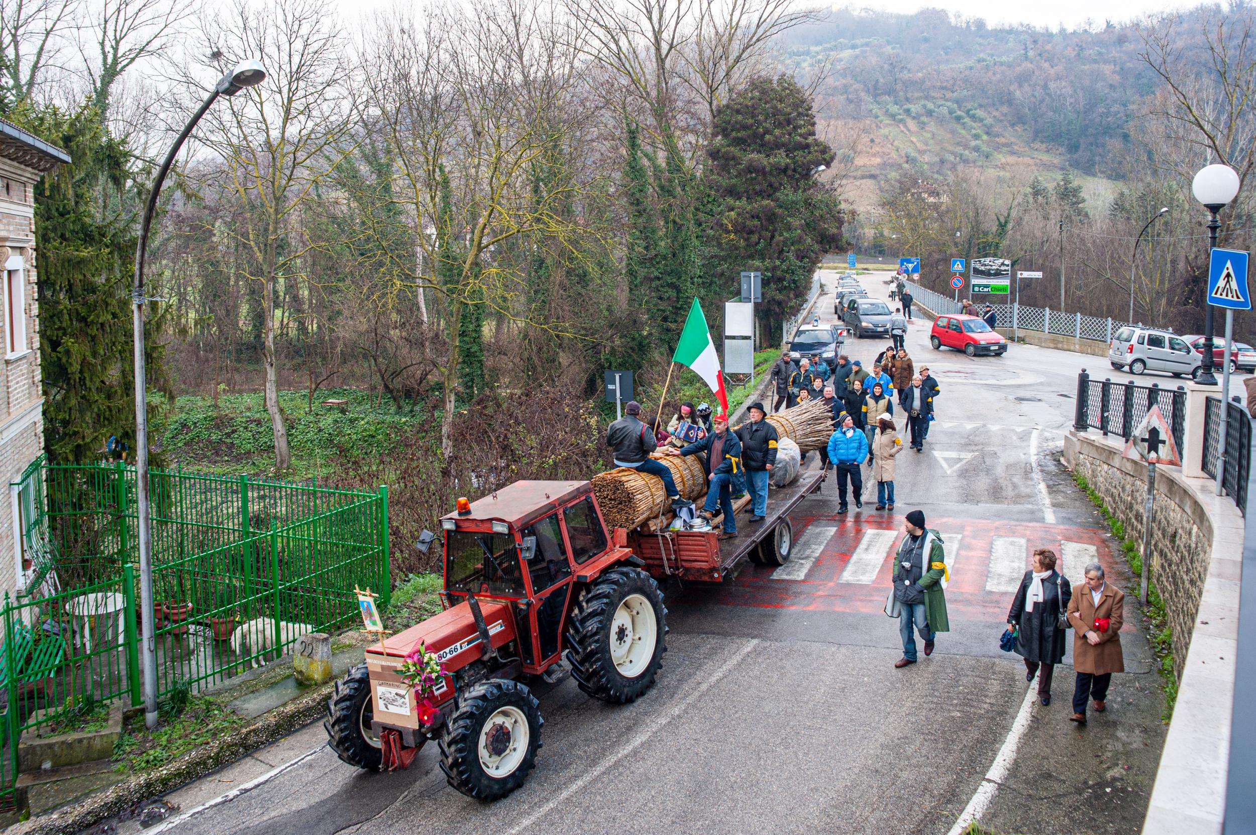 Roberto Monasterio, Il trasporto della farchia a spalla, 2009, fotografia digitale