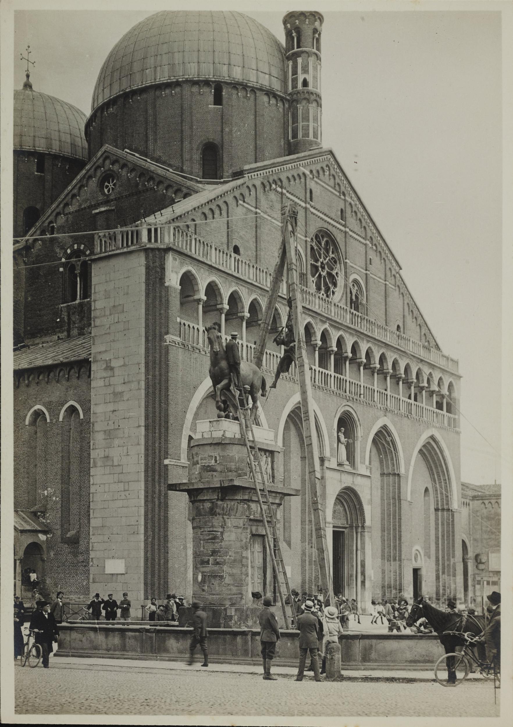 Fotografo non identificato, Padova - Piazza Del Santo, Monumento equestre al Gattamelata, movimentazione del cavaliere, gelatina ai sali d'argento, MPI310871