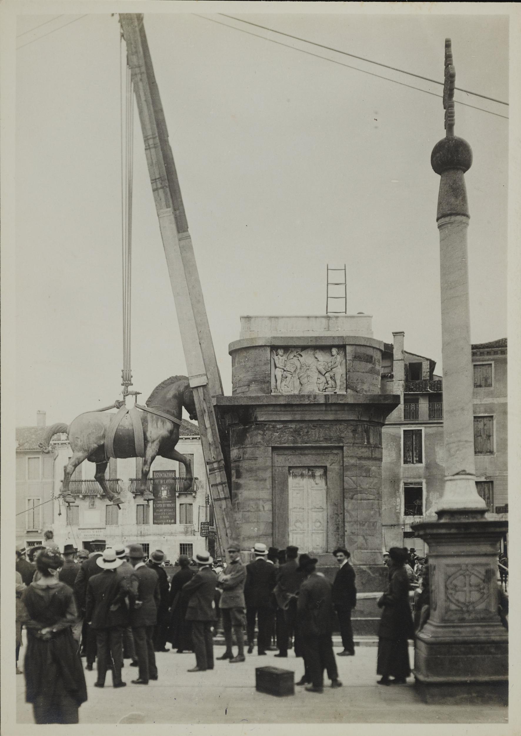 Fotografo non identificato, Padova - Piazza Del Santo, Monumento equestre al Gattamelata, movimentazione del cavallo, gelatina ai sali d'argento, 12x17 cm, MPI311010