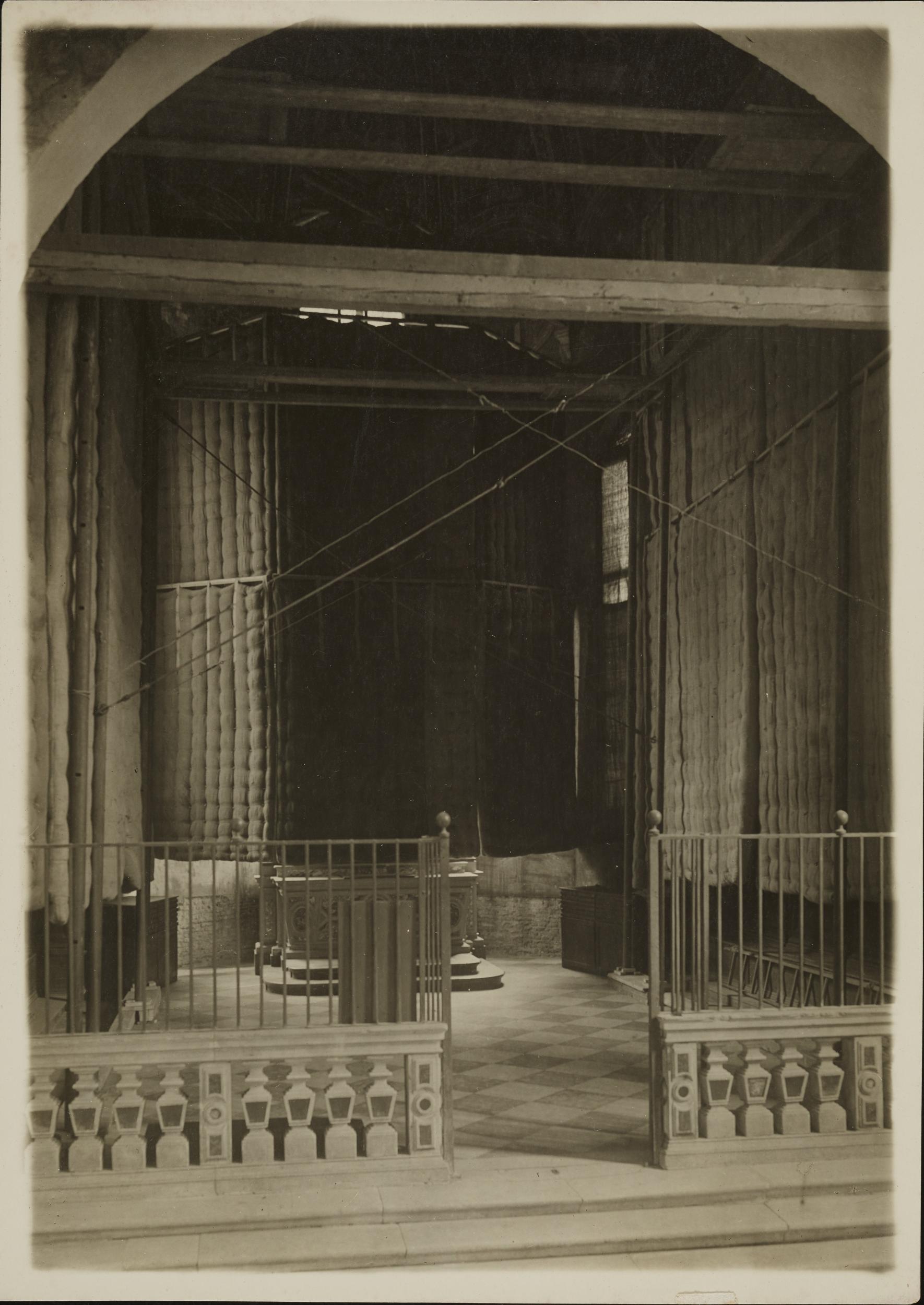 Fotografo non identificato, Padova - Chiesa degli Eremitani, Cappella Ovetari, protezioni antibelliche, 1915 -1917, gelatina ai sali d'argento, 12,3x17,2 cm,  MPI311011A