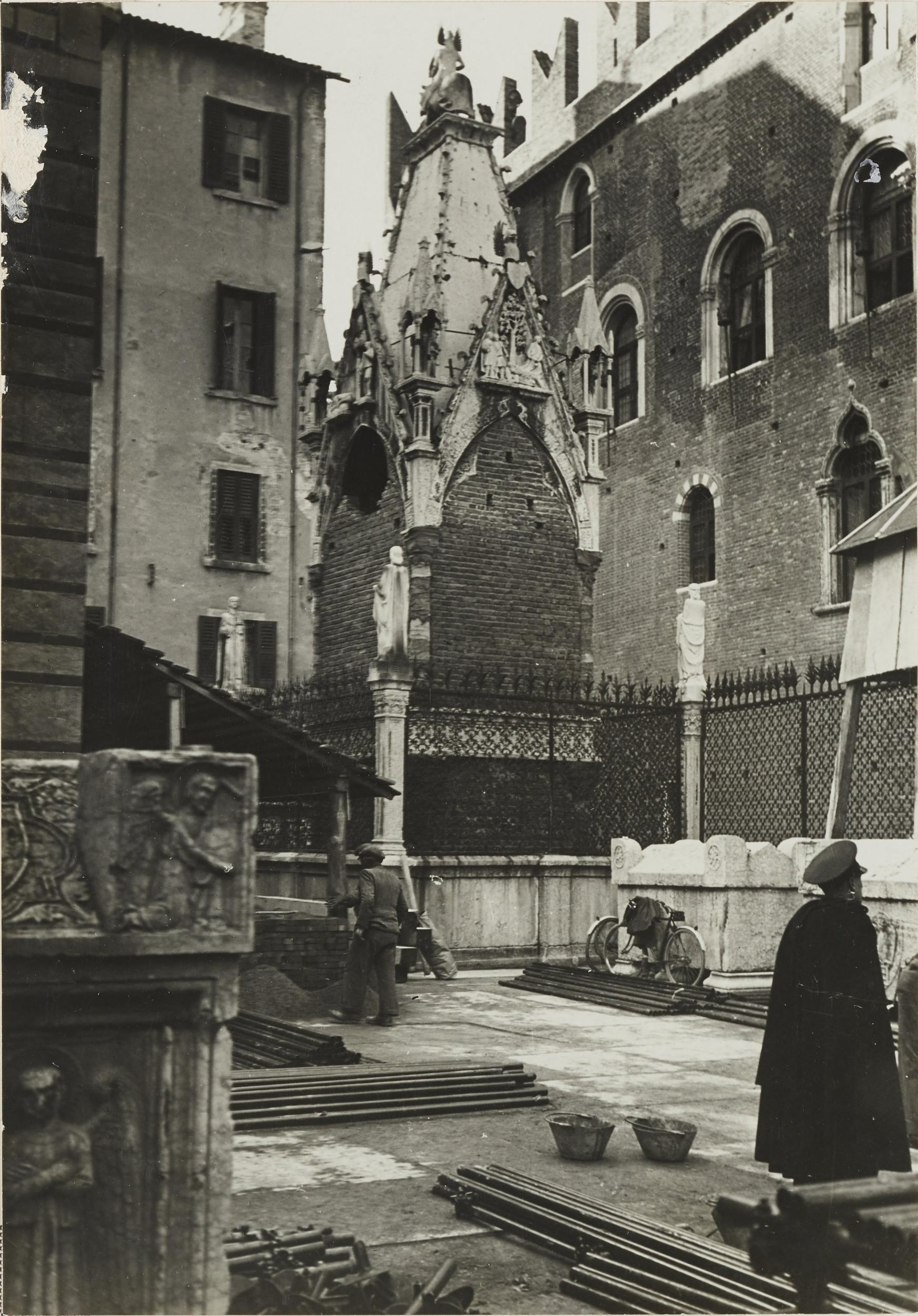 Fotografo non identificato, Verona - Arche Scaligere, protezione antiaerea, gelatina ai sali d'argento, MPI161213