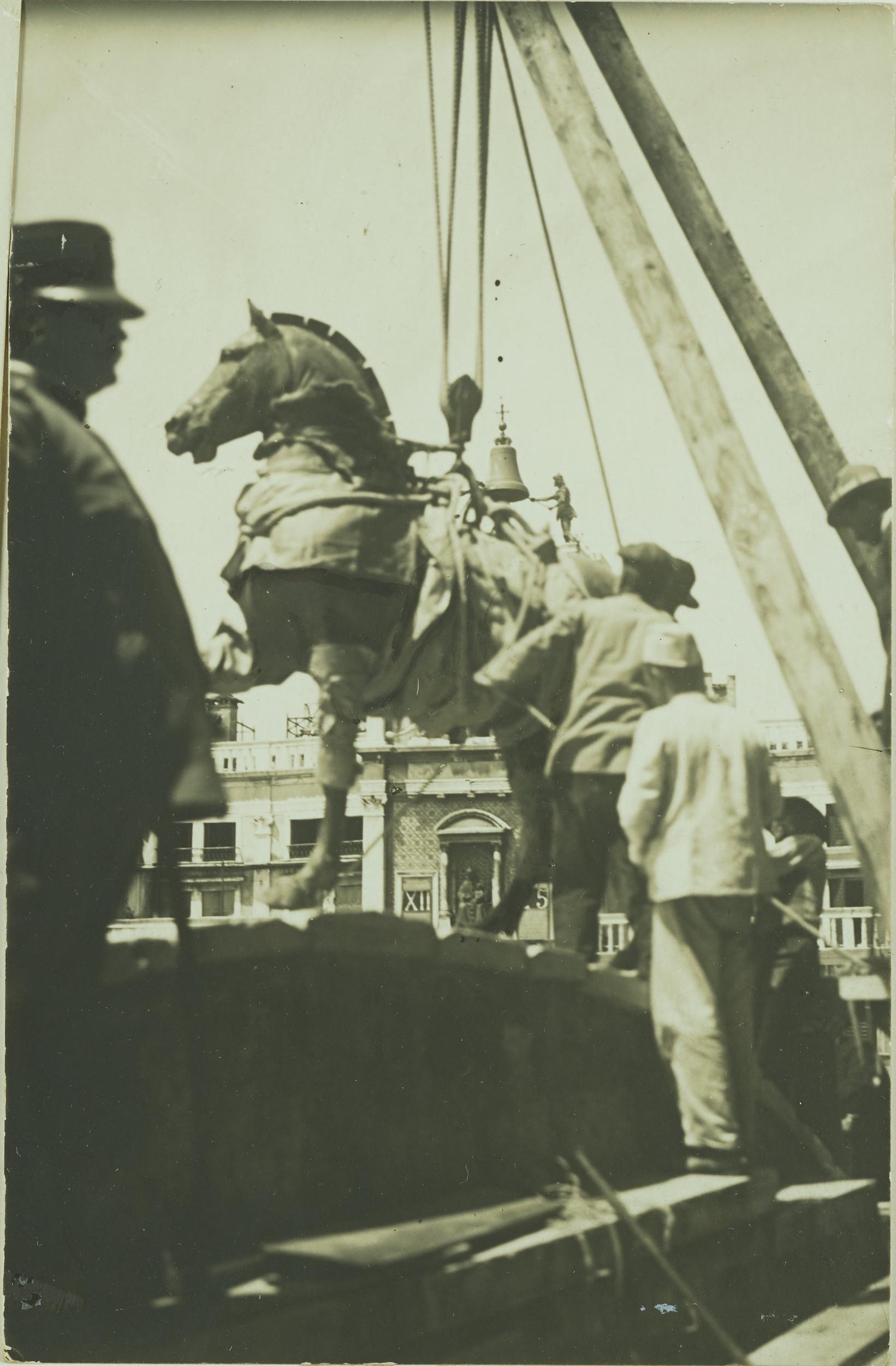 Fotografo non identificato, Venezia - Basilica di S. Marco, un cavallo, trasporto, gelatina ai sali d'argento, MPI6075929