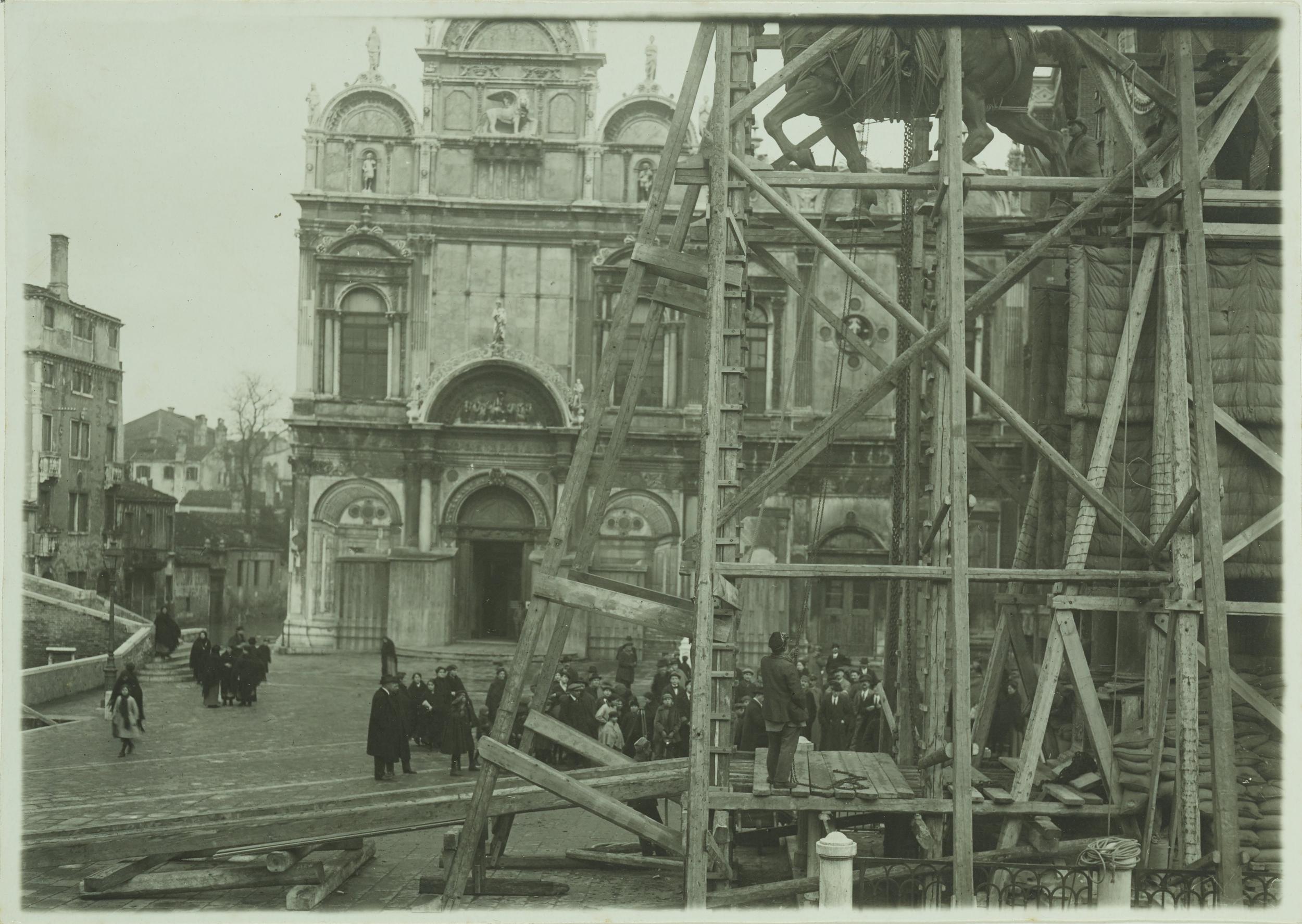 Fotografo non identificato, Venezia - Monumento a Bartolomeo Colleoni, costruzione delle protezioni durante la prima guerra mondiale, gelatina ai sali d'argento, MPI6077724