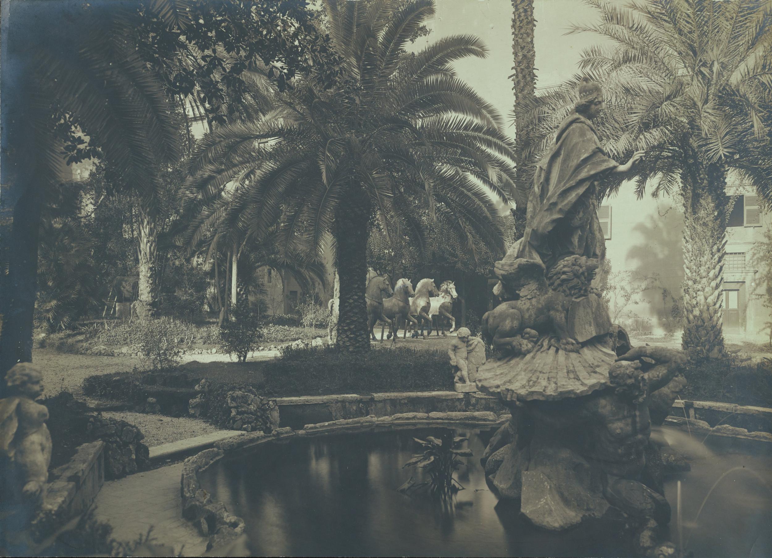 Fotografo non identificato, Roma - Palazzo Venezia, Quadriga di S. Marco nel cortile durante la I Guerra Mondiale, MPI6128273