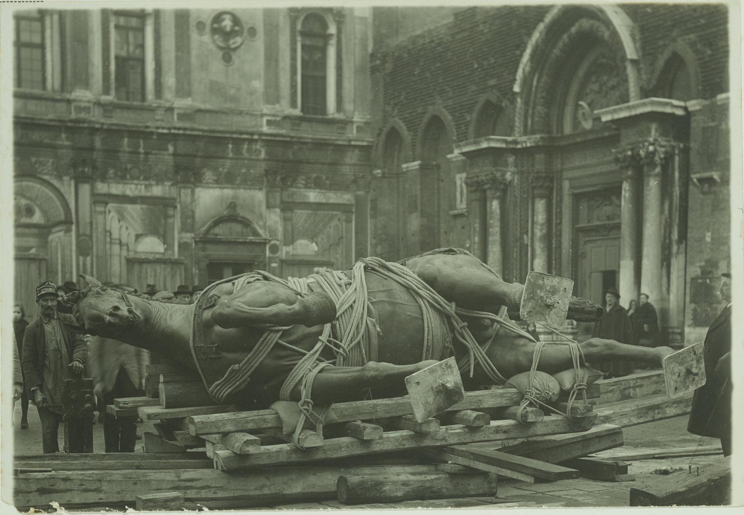 Fotografo non identificato, Venezia - Monumento a Bartolomeo Colleoni, imbragatura e deposizione del cavallo, gelatina ai sali d'argento, MPI6077728