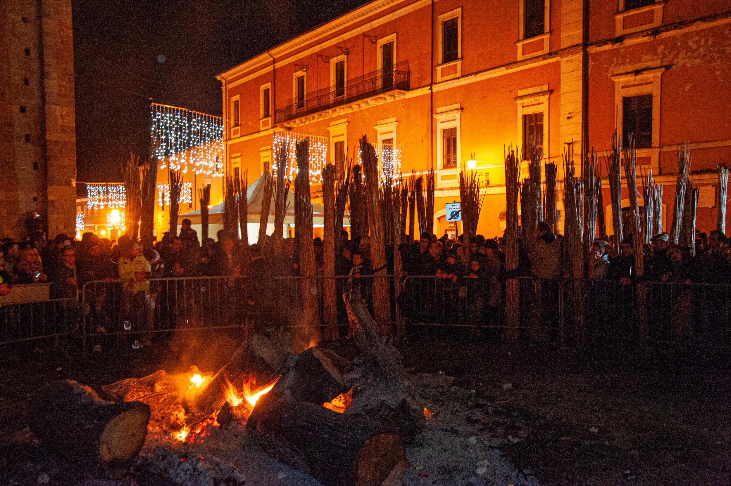 Roberto Monasterio, Faugnari in attesa davanti al “sacro fuoco”, 2010, fotografia digitale