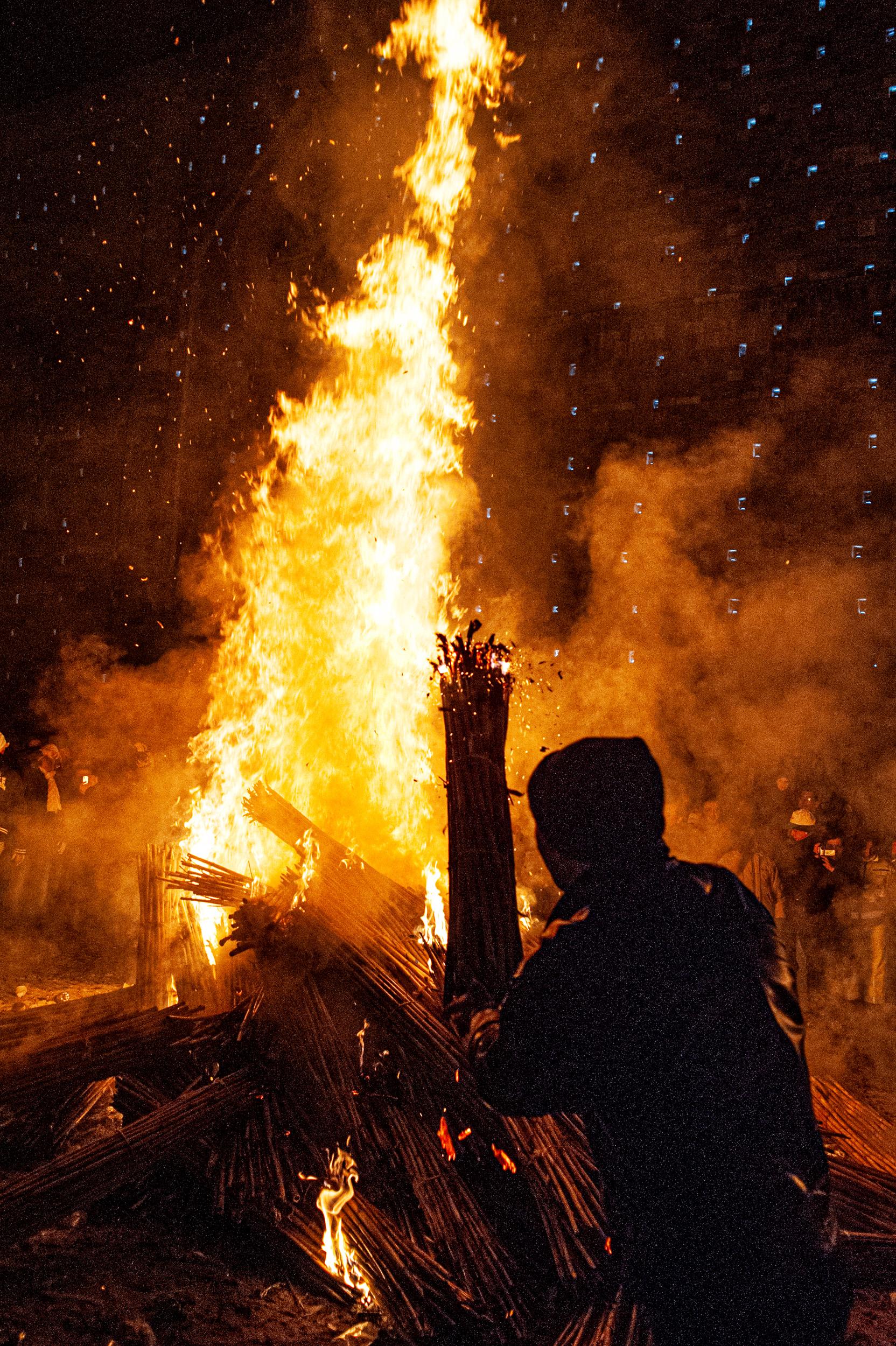 Roberto Monasterio, I faugni bruciano nel “sacro fuoco”, 2009, fotografia digitale