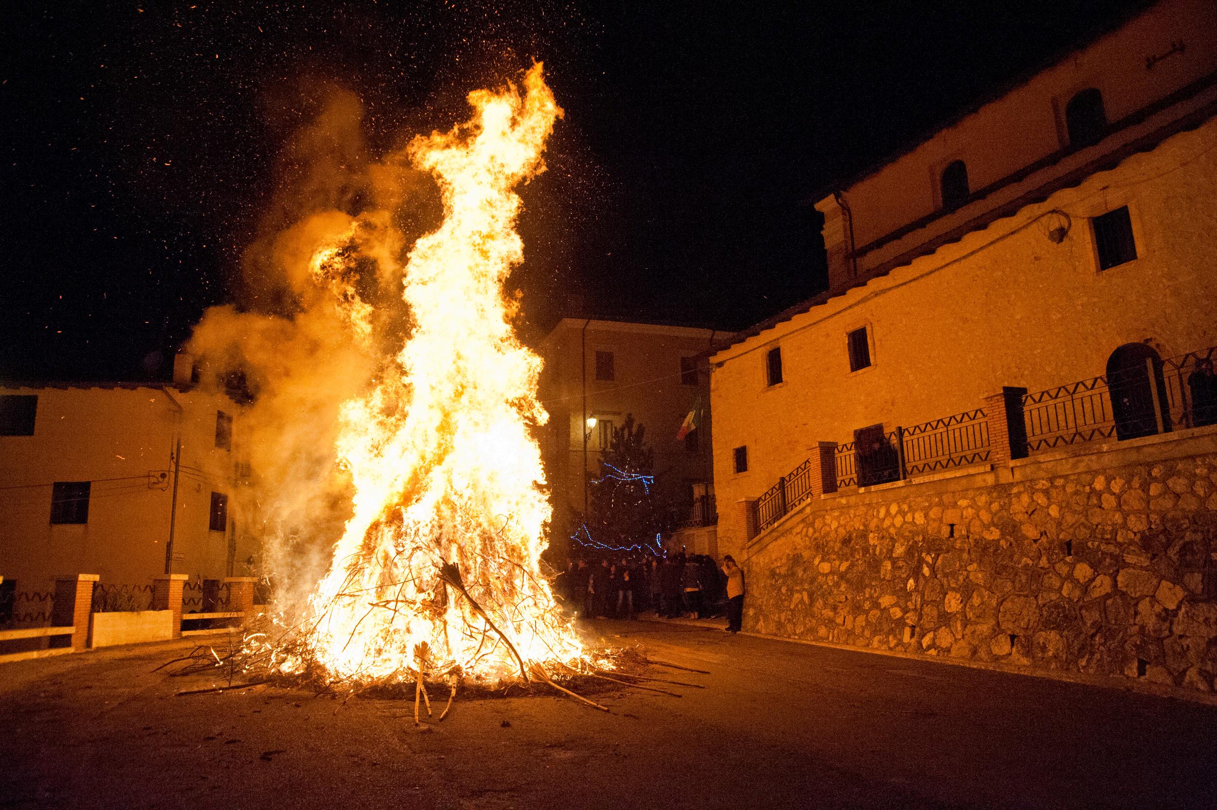 Roberto Monasterio, Il falò delle ‘ntosse, 2015, fotografia digitale