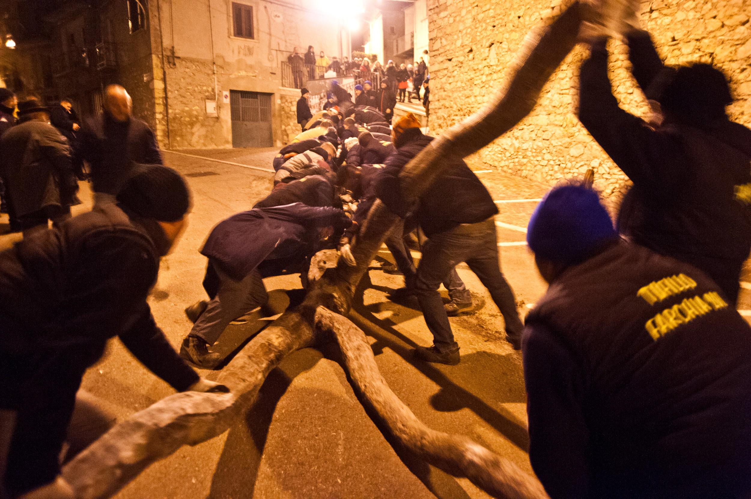 Roberto Monasterio, Il trasporto della farchia, 2014, fotografia digitale