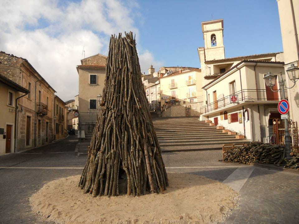 Simone Lupi, La fanoglia allestita in piazza Celestino Lupi, fotografia digitale