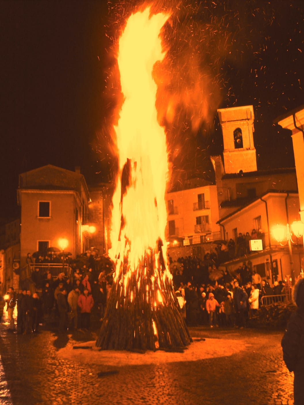 Simone Lupi, La fanoglia accesa in piazza Celestino Lupi, fotografia digitale