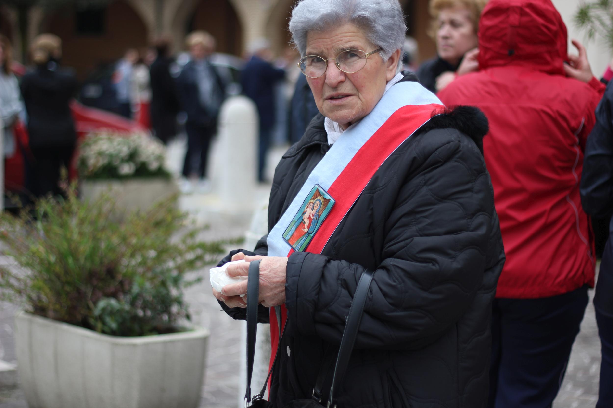 Omerita Ranalli, La congregazione si prepara alla processione nel piazzale del santuario, fotografia digitale