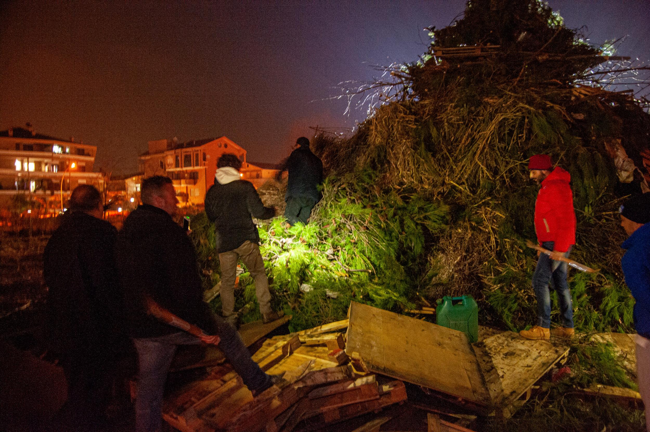 Roberto Monasterio, Accensione del focaraccio in località Asterope, 2016, fotografia digitale