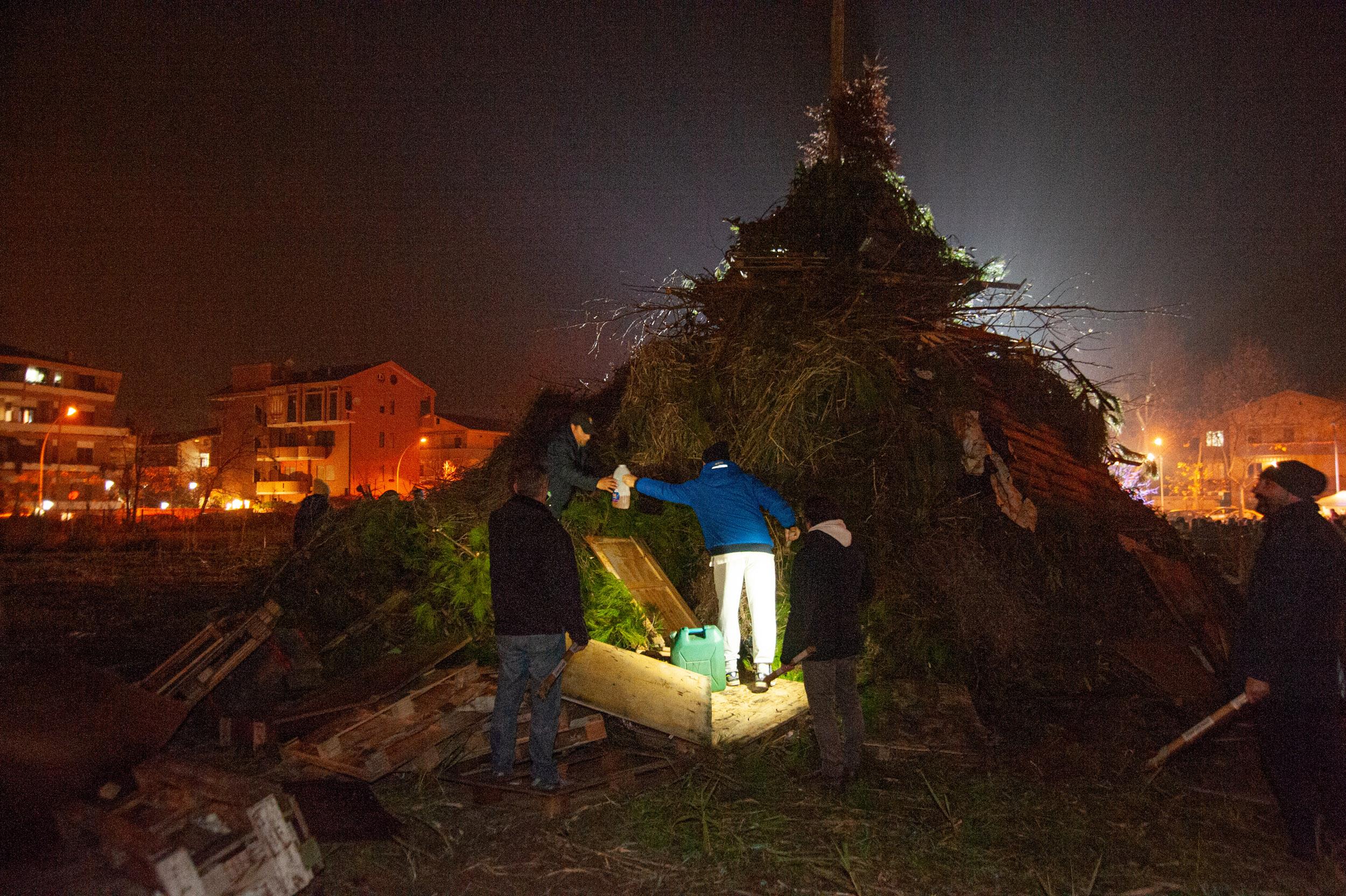 Roberto Monasterio, Accensione del focaraccio in località Asterope, 2016, fotografia digitale