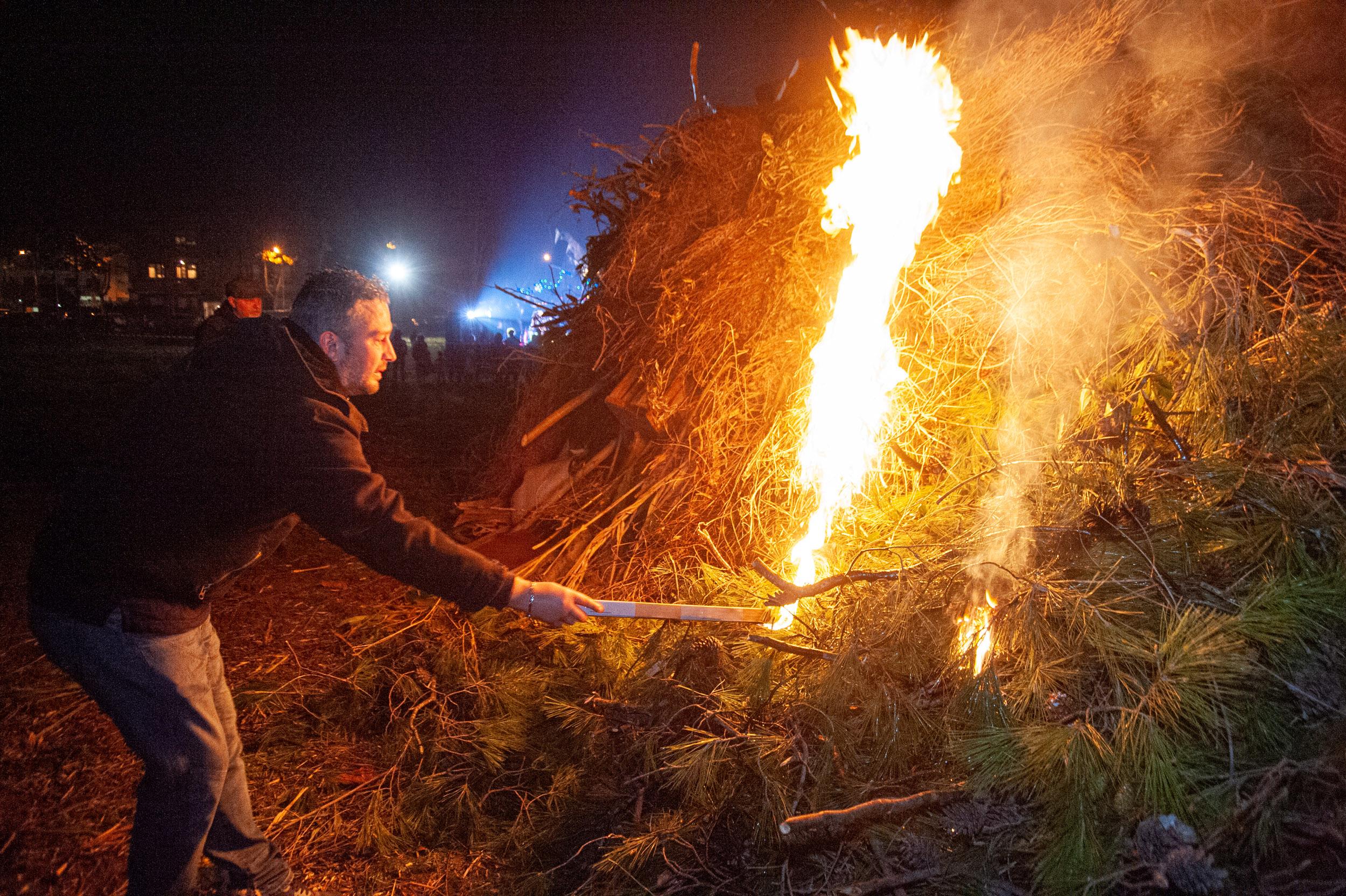 Roberto Monasterio, Accensione del focaraccio in località Asterope, 2016, fotografia digitale