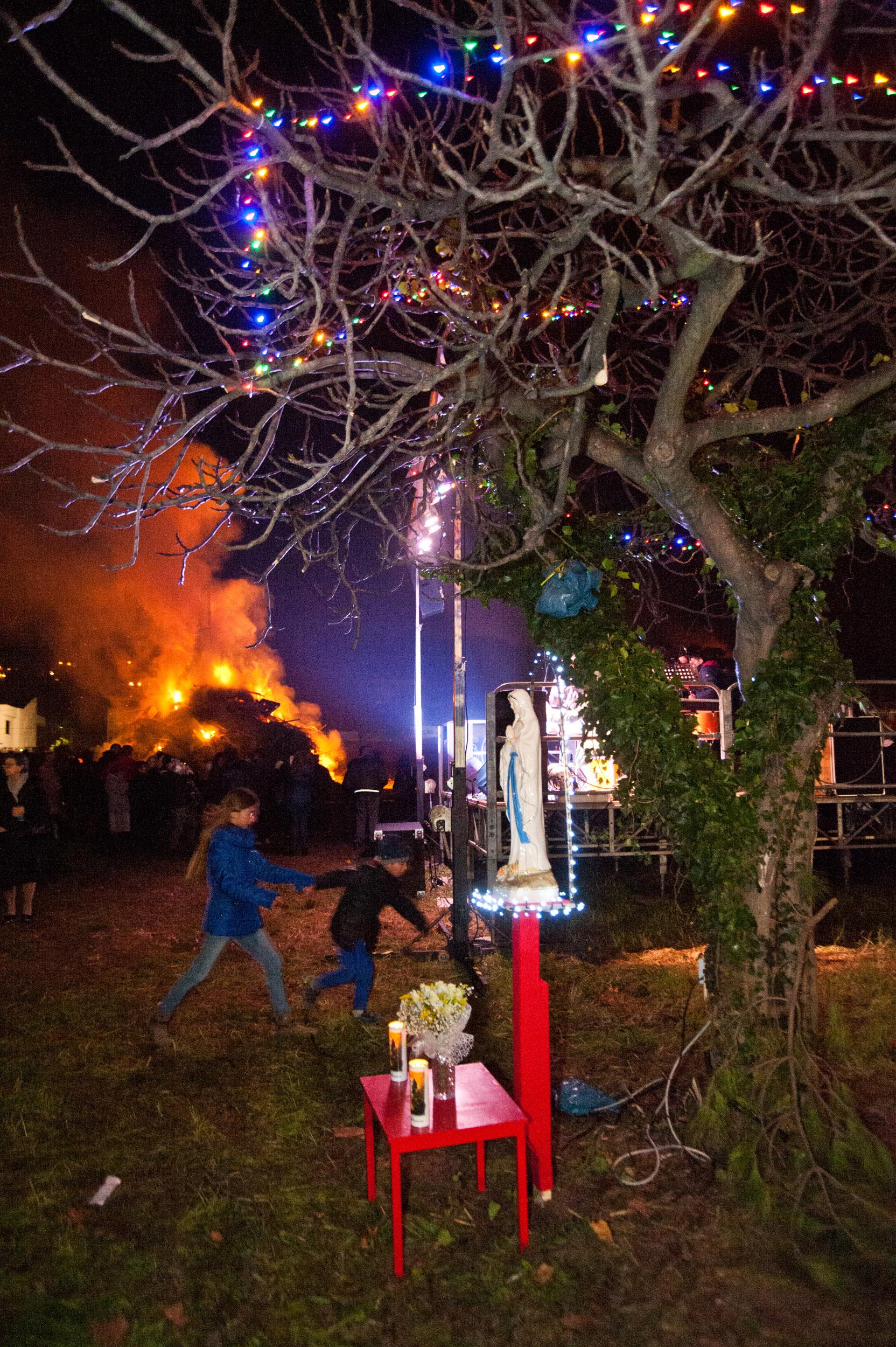 Roberto Monasterio, Festa attorno al focaraccio in località Asterope, 2016, fotografia digitale