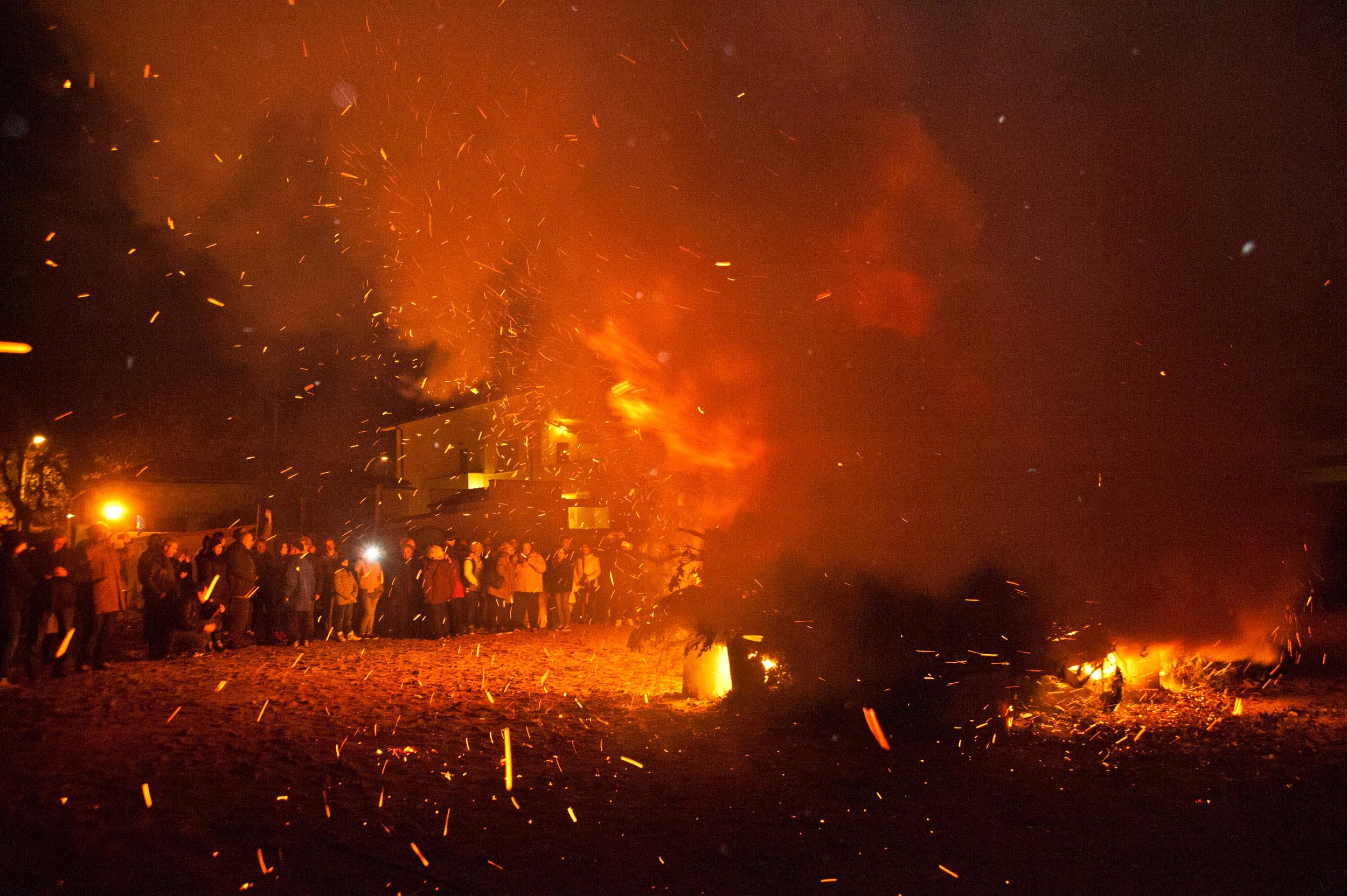 Roberto Monasterio, Focaraccio acceso in località Michetti, 2014, fotografia digitale