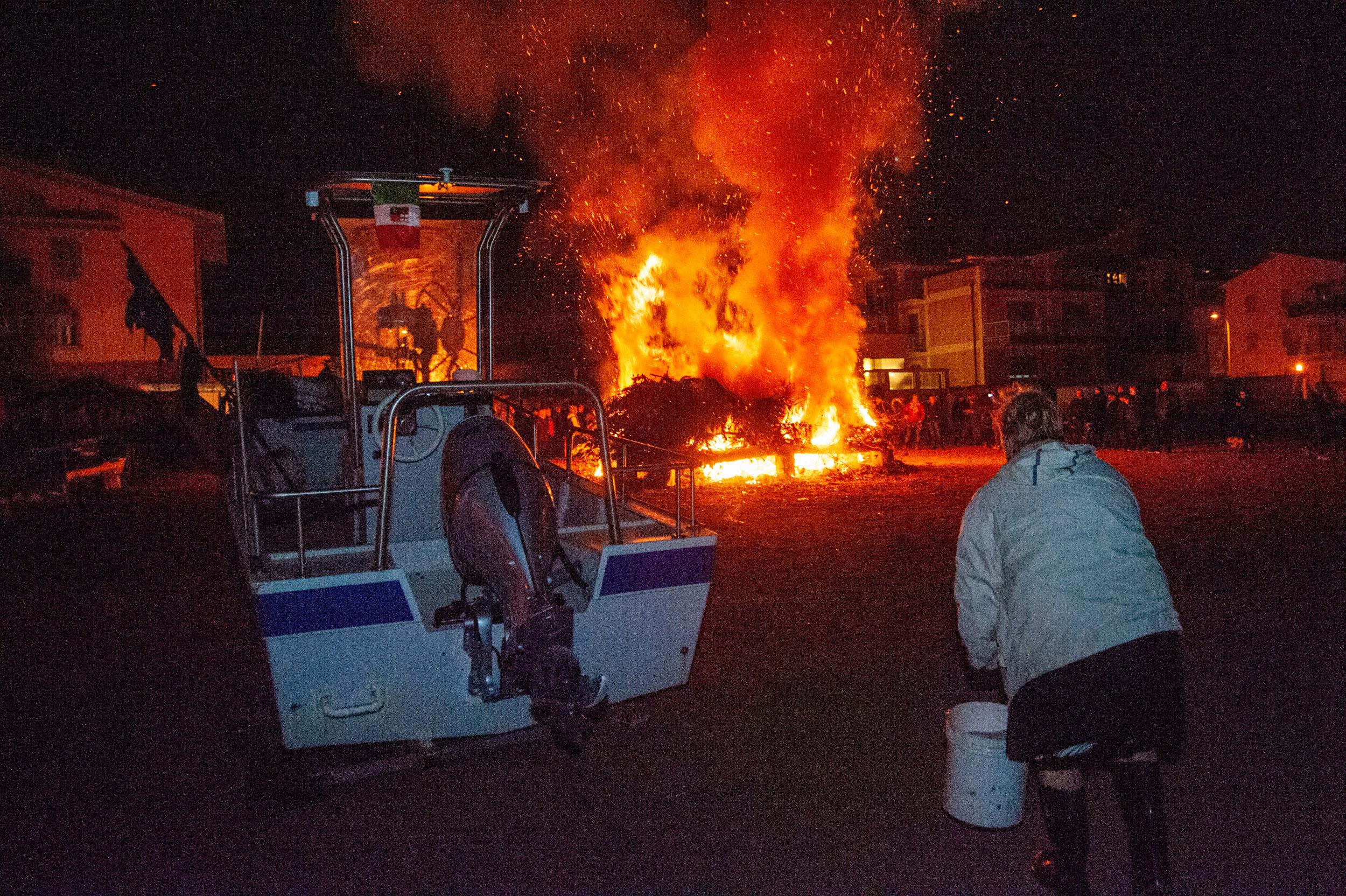 Roberto Monasterio, Focaraccio acceso in località Michetti, 2014, fotografia digitale