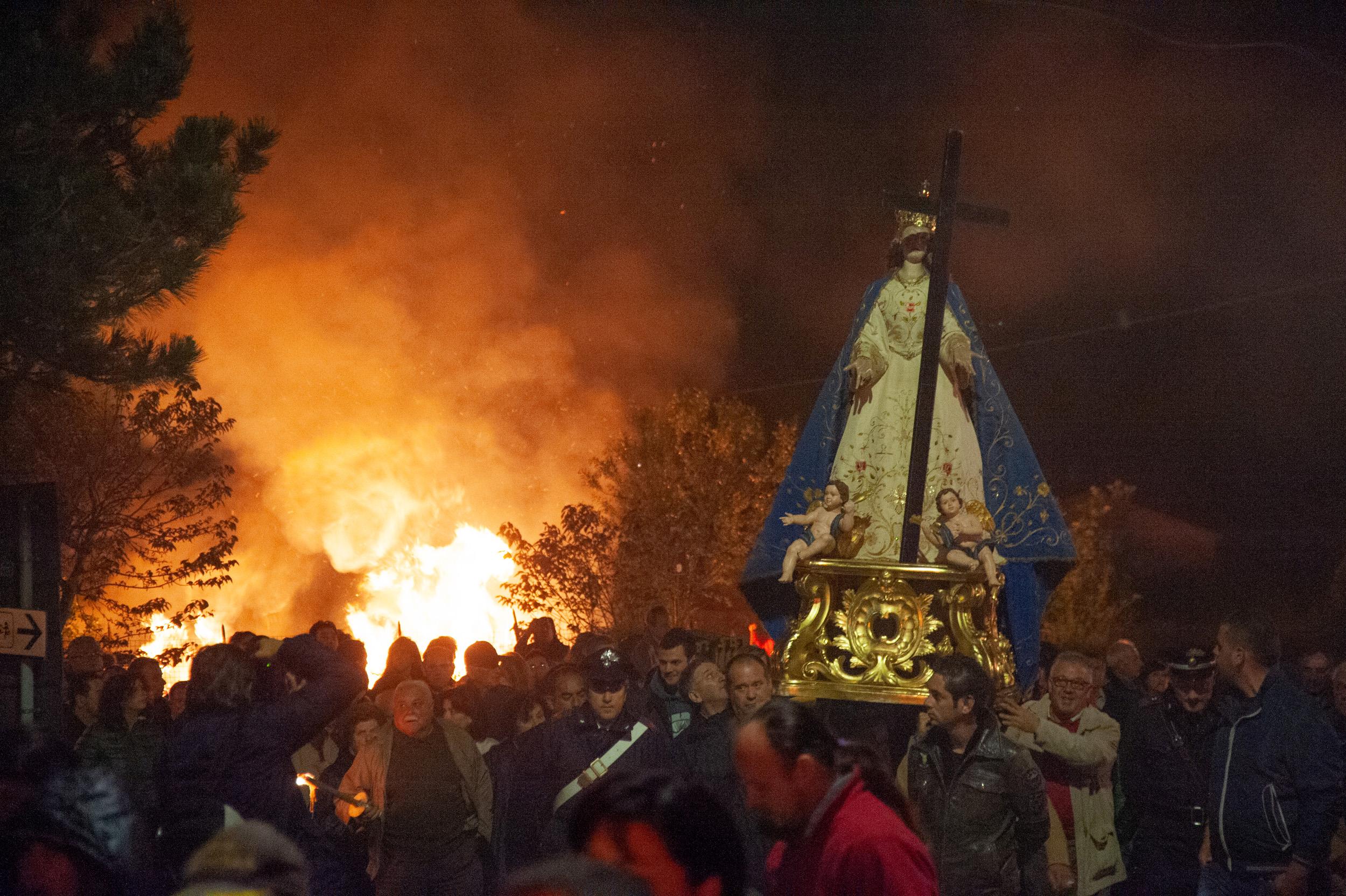 Roberto Monasterio, Fuochi per la Madonna della Croce a Pietranico, fotografia digitale