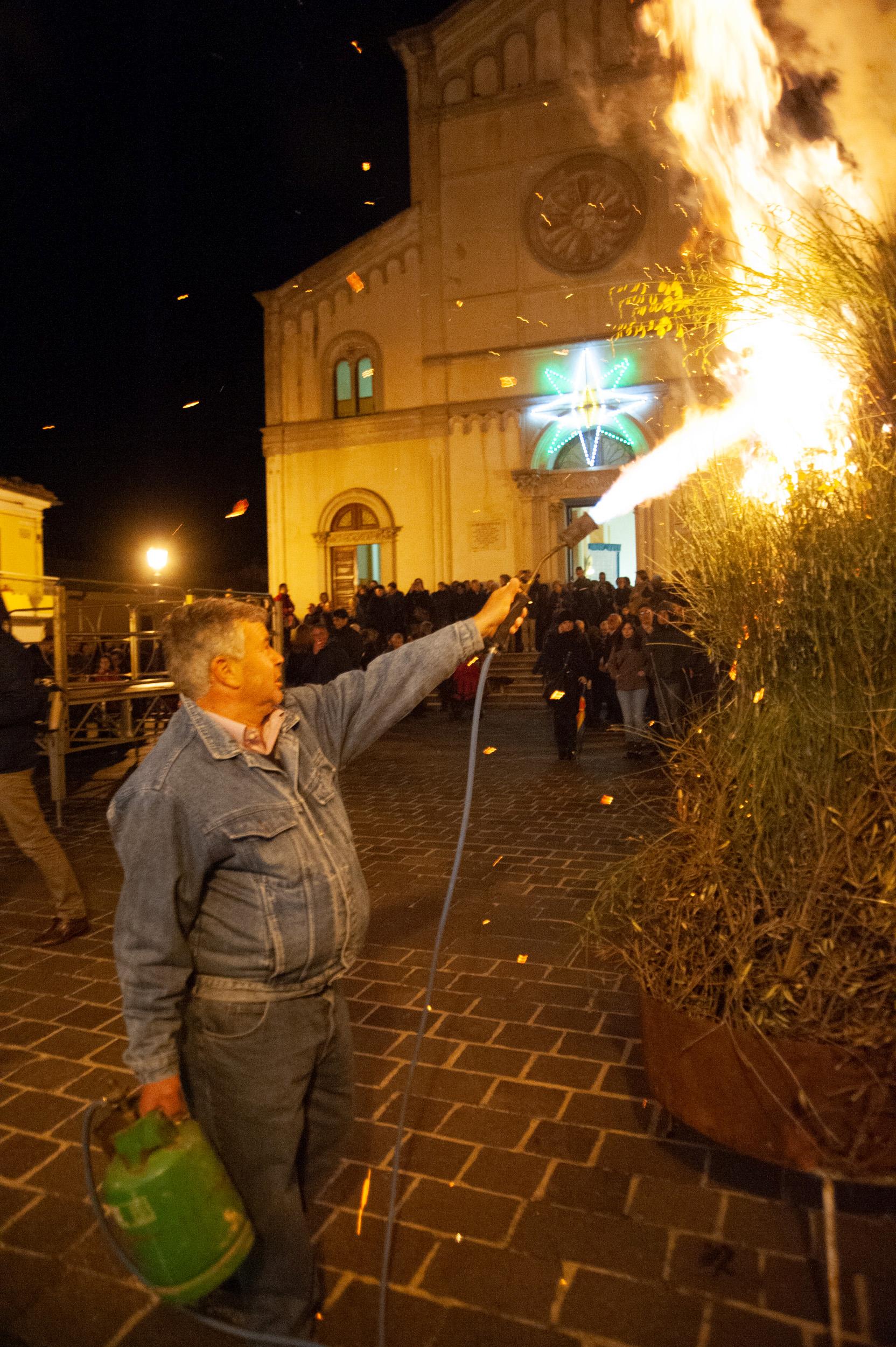 Roberto Monasterio, Accensione dei fuochi all’uscita della processione, fotografia digitale