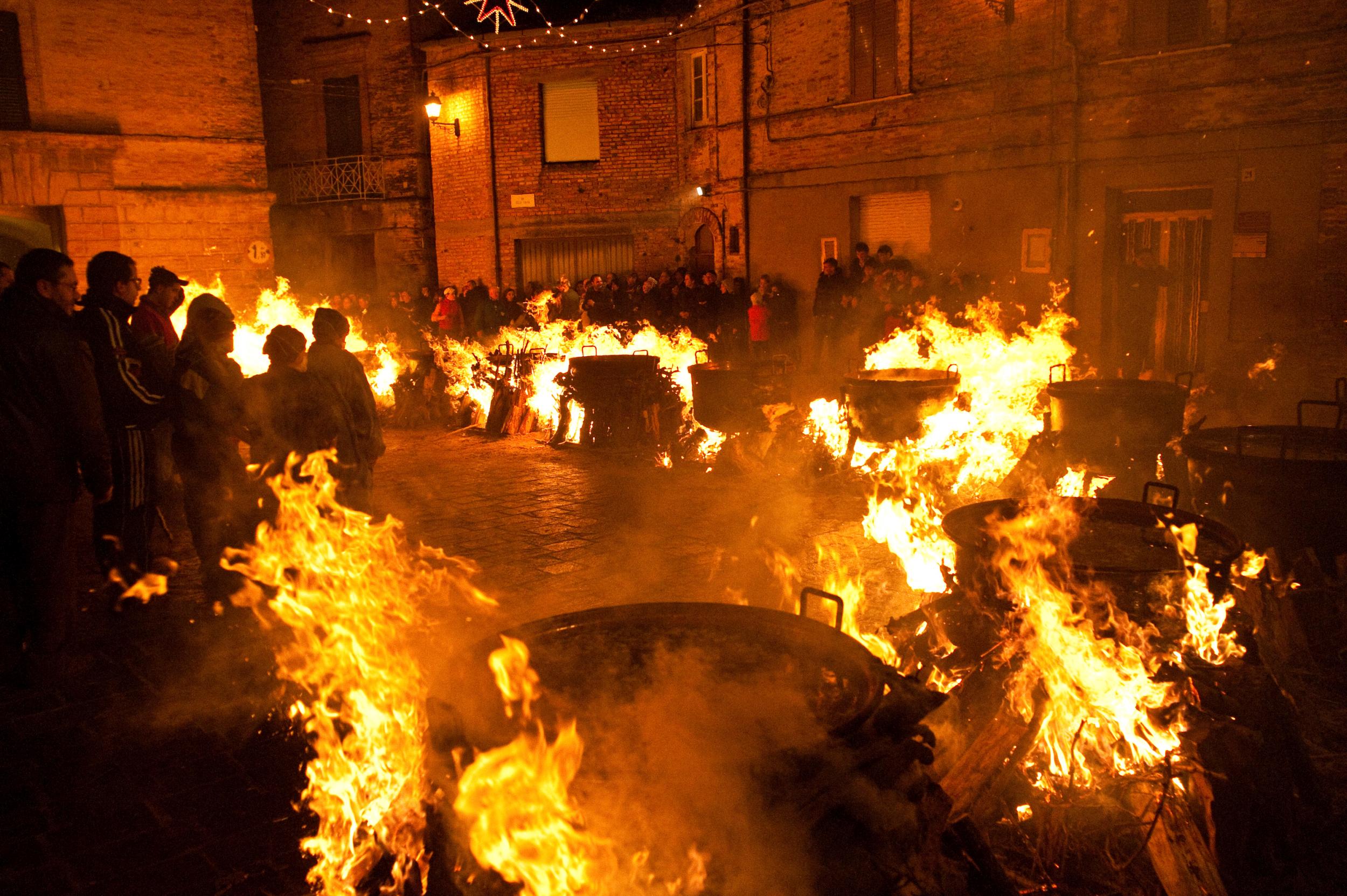 Roberto Monasterio, La cottura delle fave di San Nicola a Pollutri, 2009, fotografia digitale