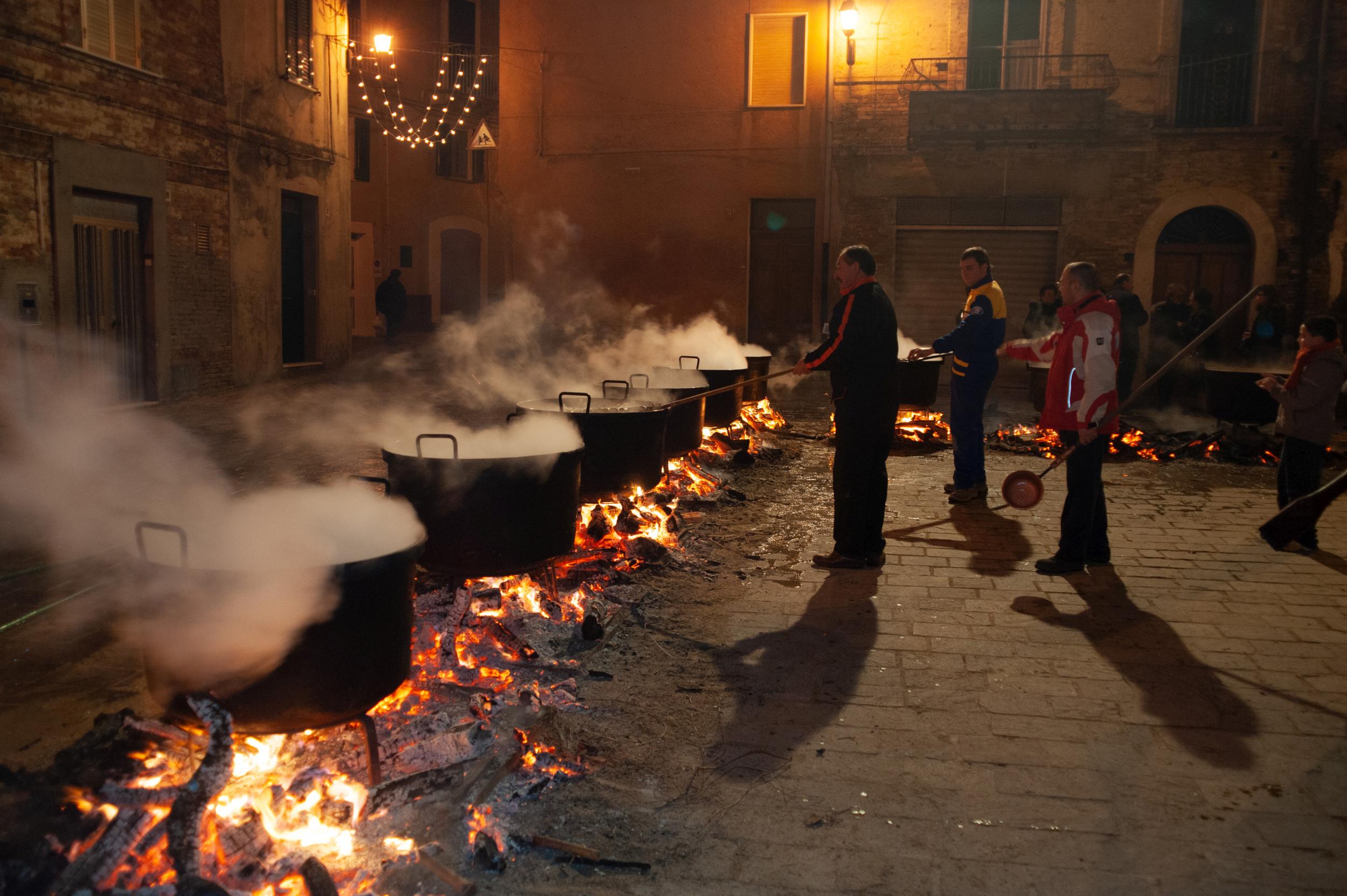 Roberto Monasterio, La cottura delle fave, 2009, fotografia digitale