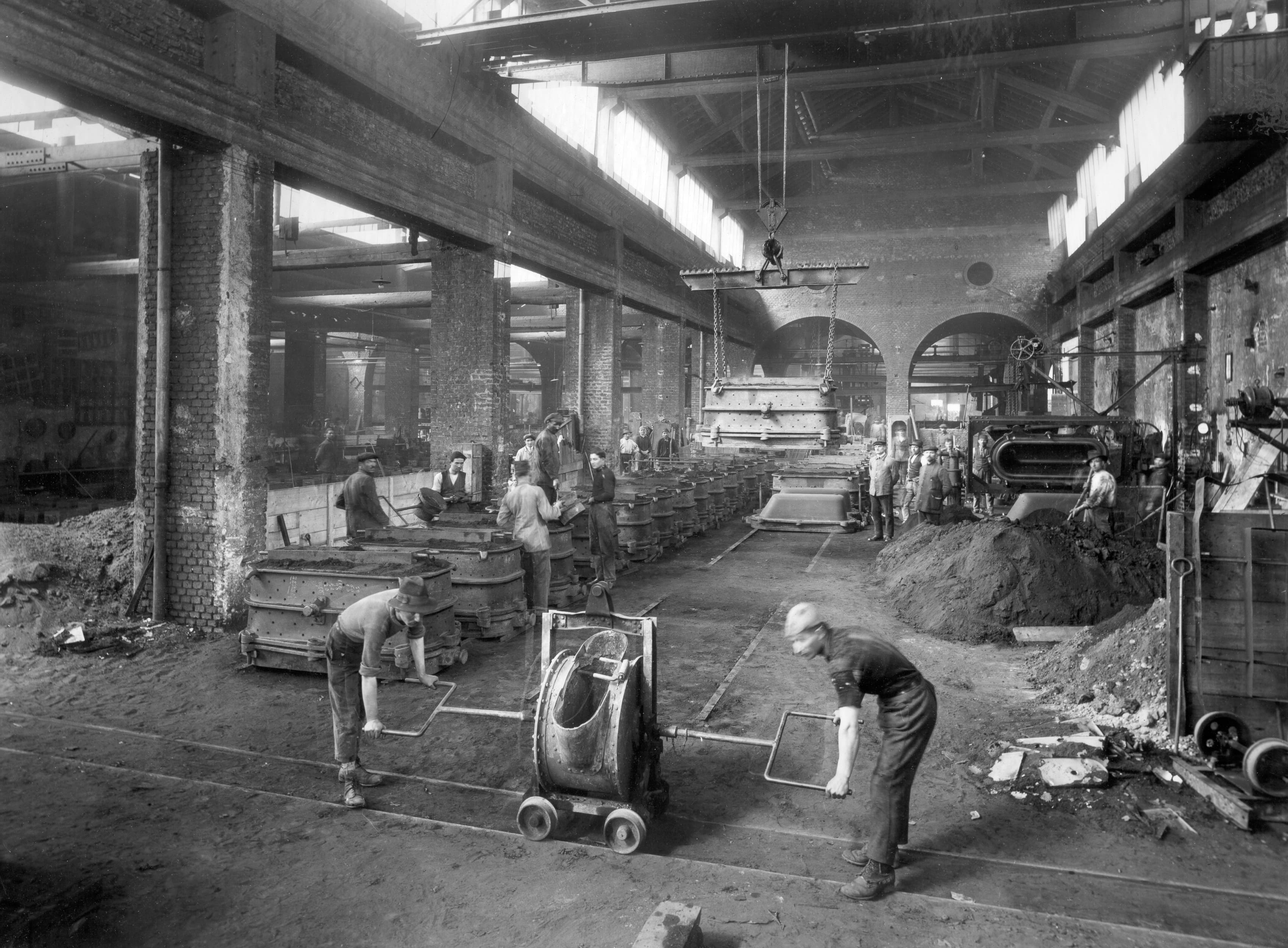 Girolamo Bombelli, Sesto San Giovanni - O.S.V.A. (Officine di Sesto S. Giovanni & Valsecchi A.) - Interno con macchinari e operai al lavoro / Lombardia, MI, Sesto San Giovanni, 1951-2000, gelatina ai sali d'argento/ vetro, C018304