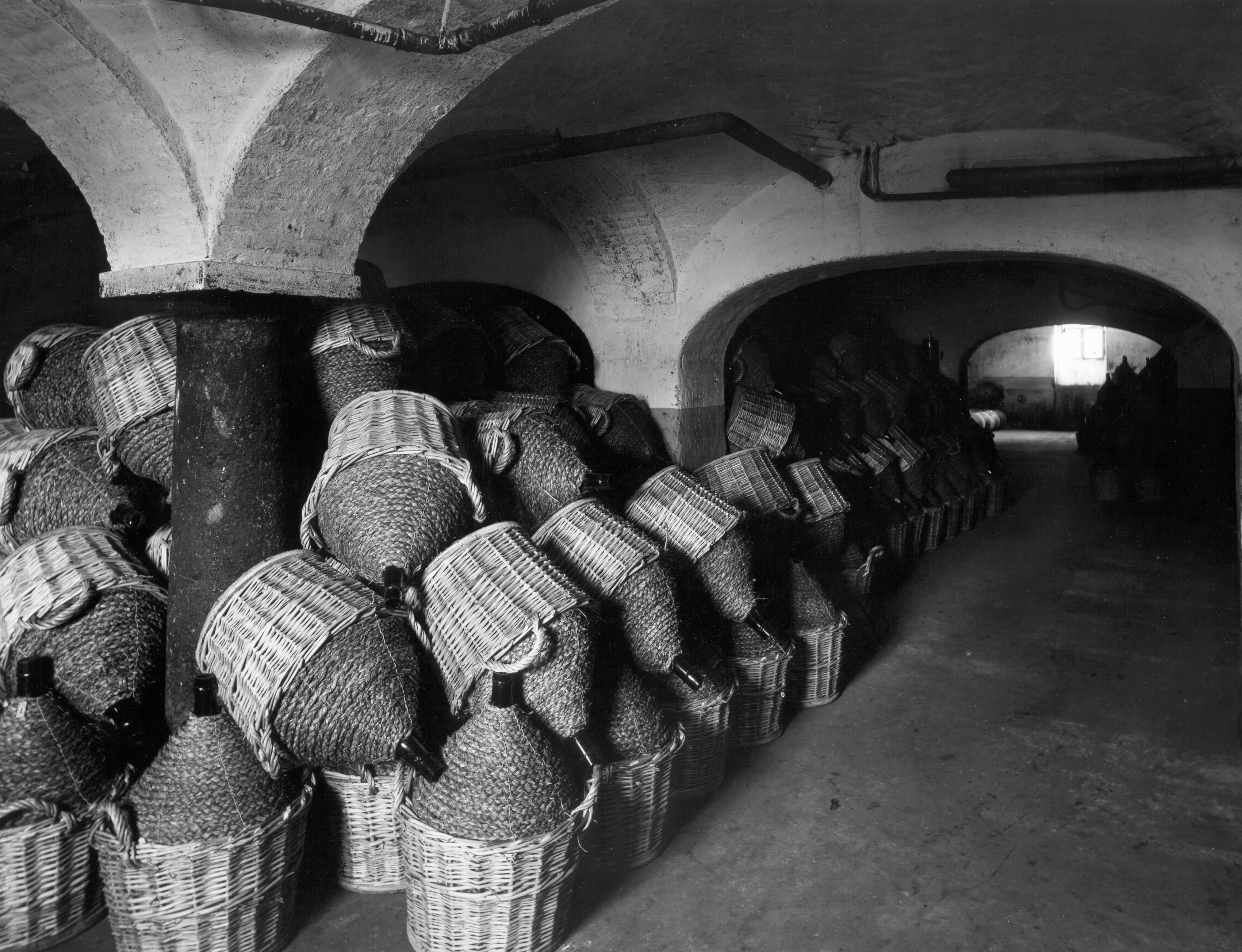 Girolamo Bombelli, Martini & Rossi - prima cantina Martini & Sola. Destinazione attuale: Museo, sala dei torchi / Stabilimenti di Pessione (TO), 1951-2000, gelatina ai sali d'argento/vetro, C018590