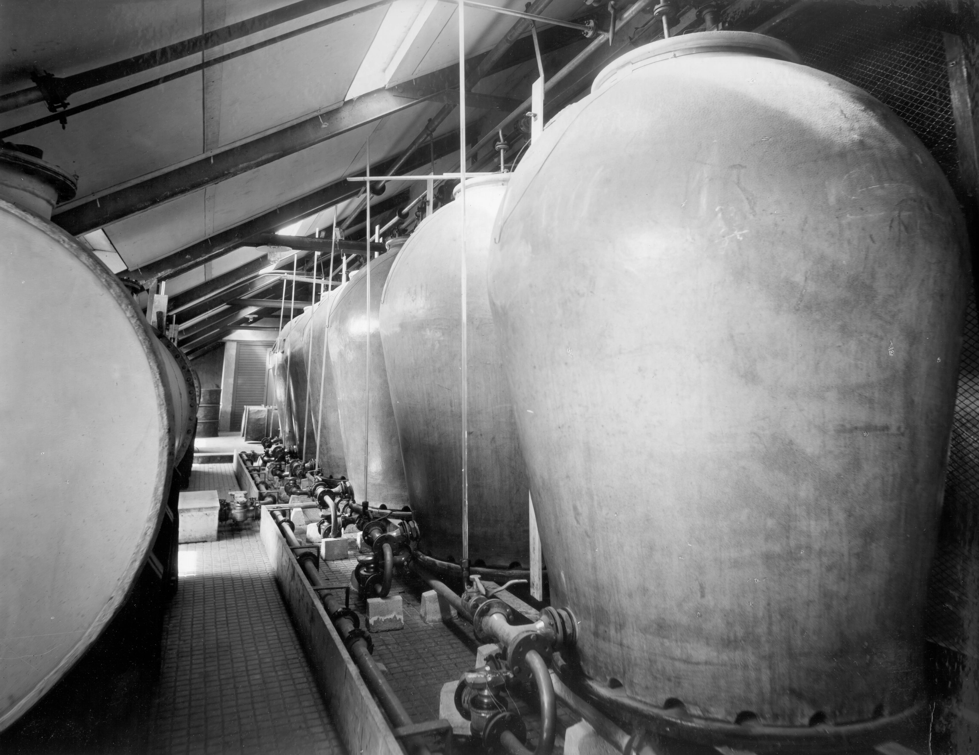 Girolamo Bombelli, Sesto San Giovanni - Distillerie Italiane S.p.a. - Interno con macchinari / Lombardia, MI, Sesto San Giovanni, 1951-2000, gelatina ai sali d'argento/vetro, C018460