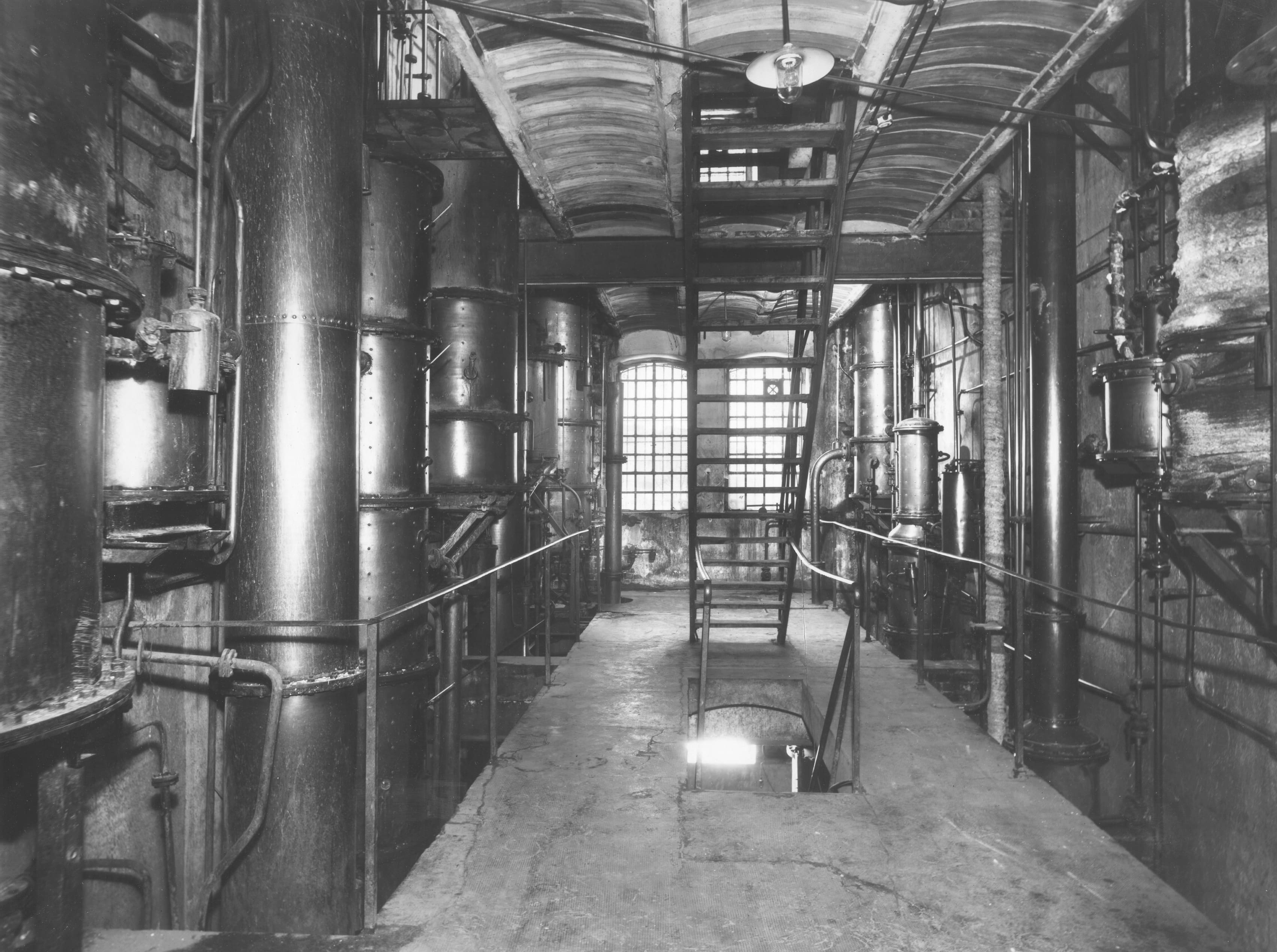 Girolamo Bombelli, Sesto San Giovanni - Distillerie Italiane S.p.a. - Interno con macchinari / Lombardia, MI, Sesto San Giovanni, 1951-2000, gelatina ai sali d'argento/vetro, C018452