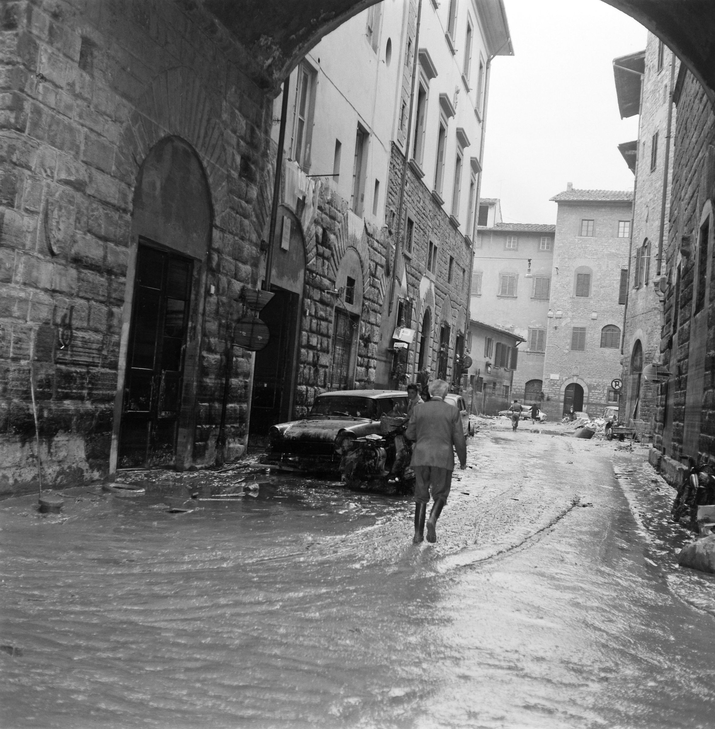 Fotografo non identificato, Firenze - Case dei Peruzzi da via de' Benci (stampa in Fototeca), 1966, gelatina ai sali d'argento, 6x6cm, N003746