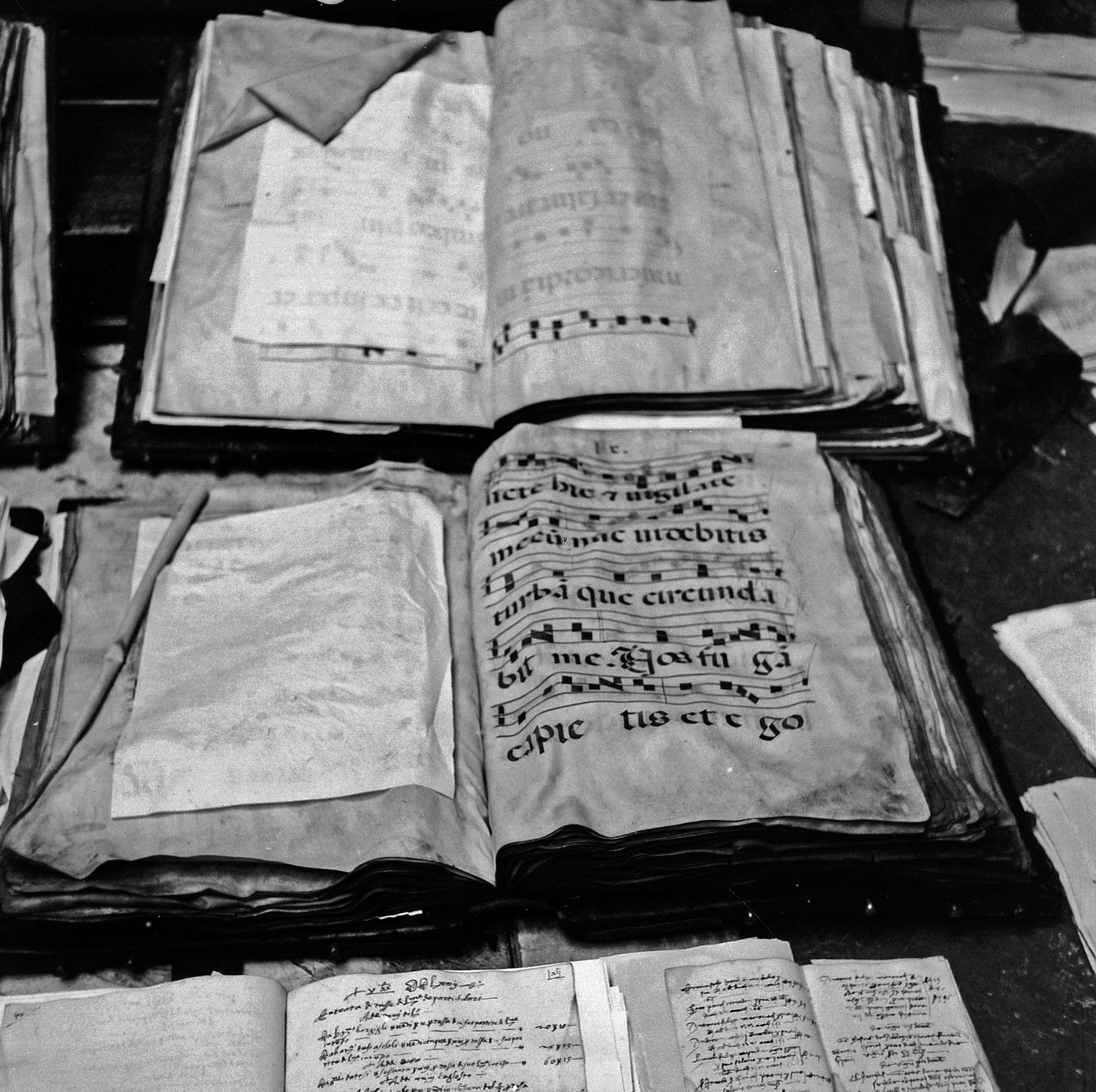 Fotografo non identificato, Firenze - S. Maria del Fiore, Museo dell'Opera del Duomo, corali nettati dal fango e posti ad asciugare, interfoliati con carta assorbente, 1966, gelatina ai sali d'argento, 6x6cm, N003848