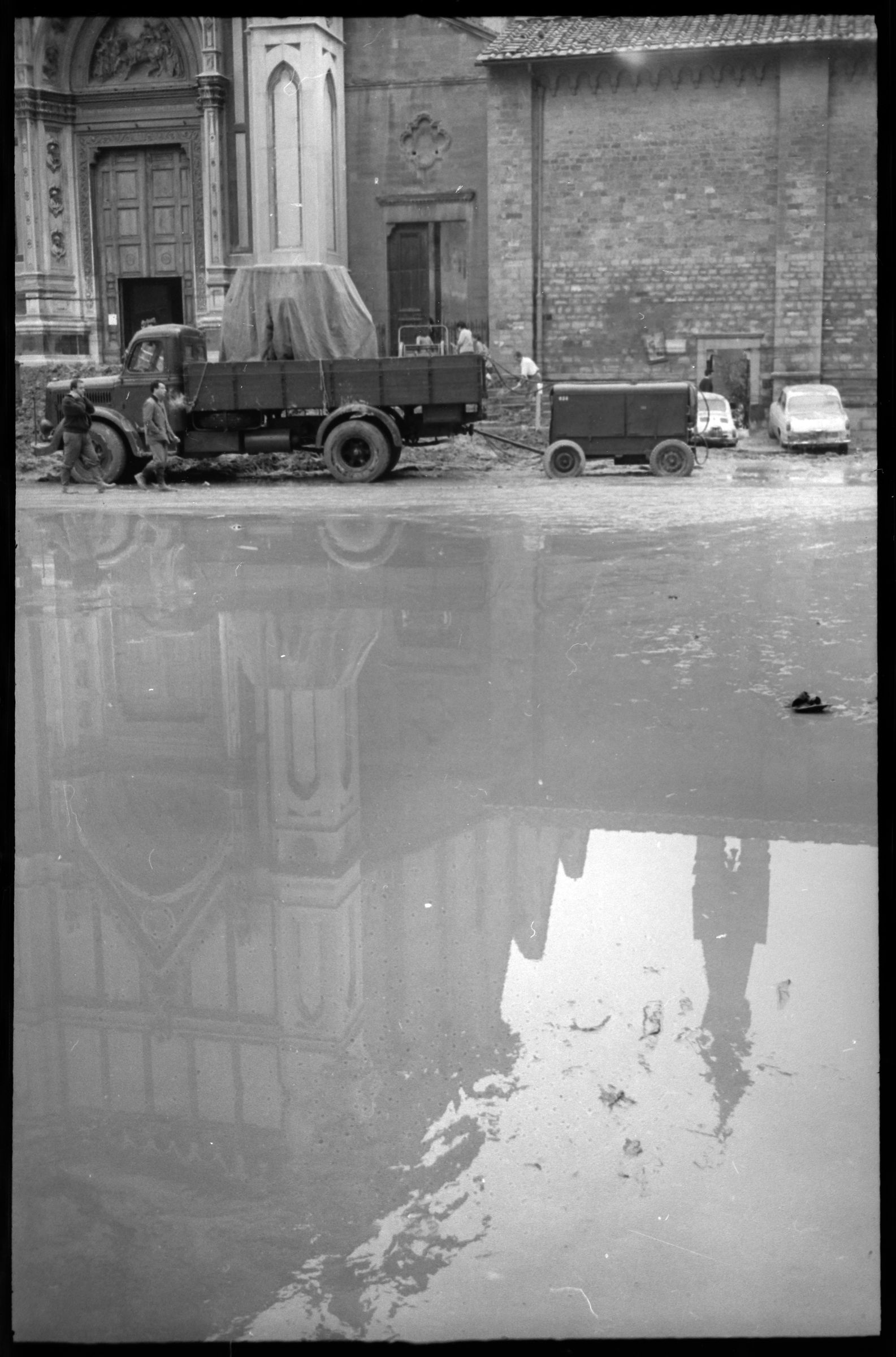 Fotografo non identificato, Firenze - Piazza S. Croce davanti al Museo dell'Opera, 1966, gelatina ai sali d'argento/pellicola, 35mm, R001785