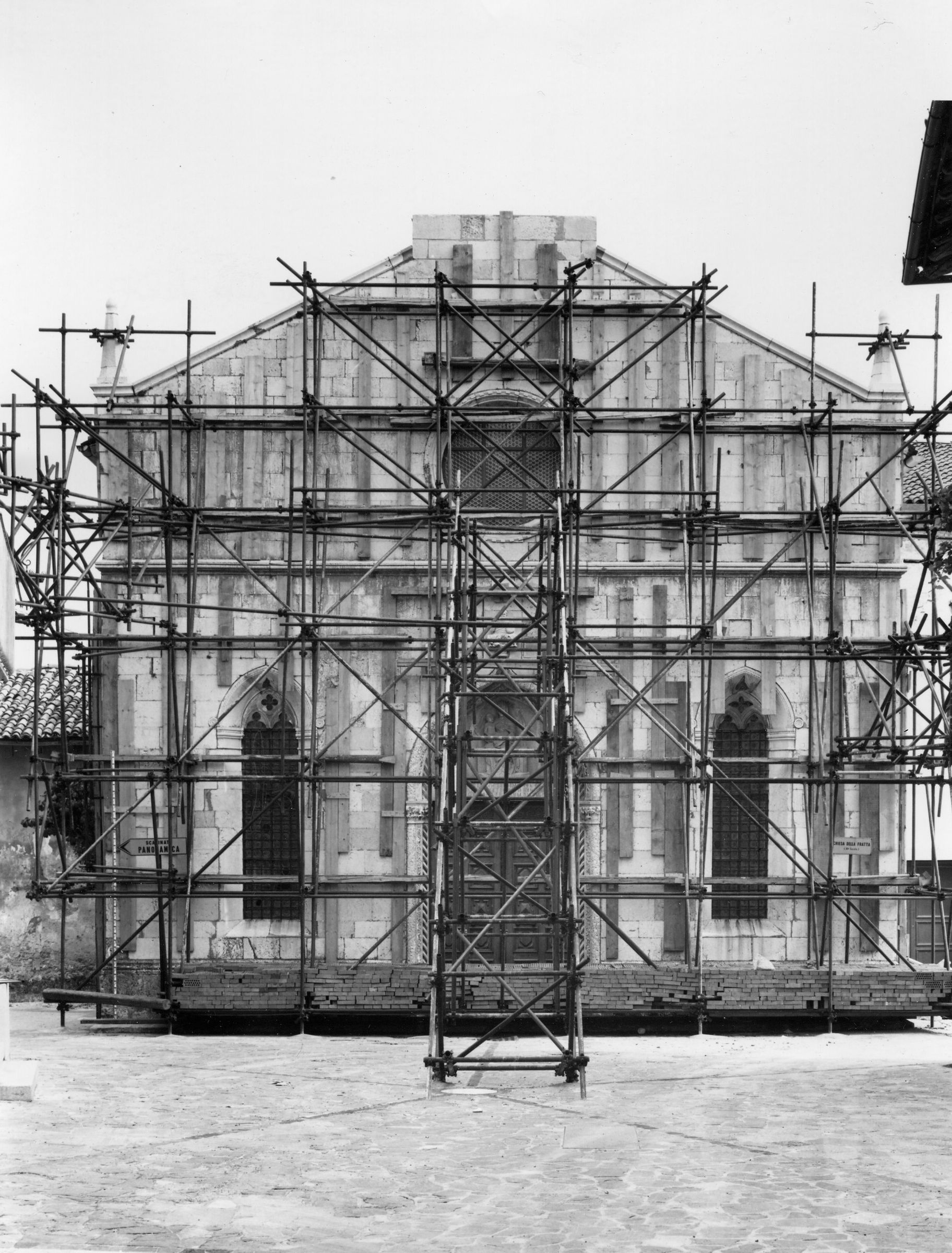 Fotografo non identificato, San Daniele del Friuli - Terremoto, Chiesa di S. Maria Assunta (Fratta), vela campanaria, facciata, vista generale, esterno, 1976, gelatina ai sali d'argento/pellicola (acetati), 6x6cm, F040128