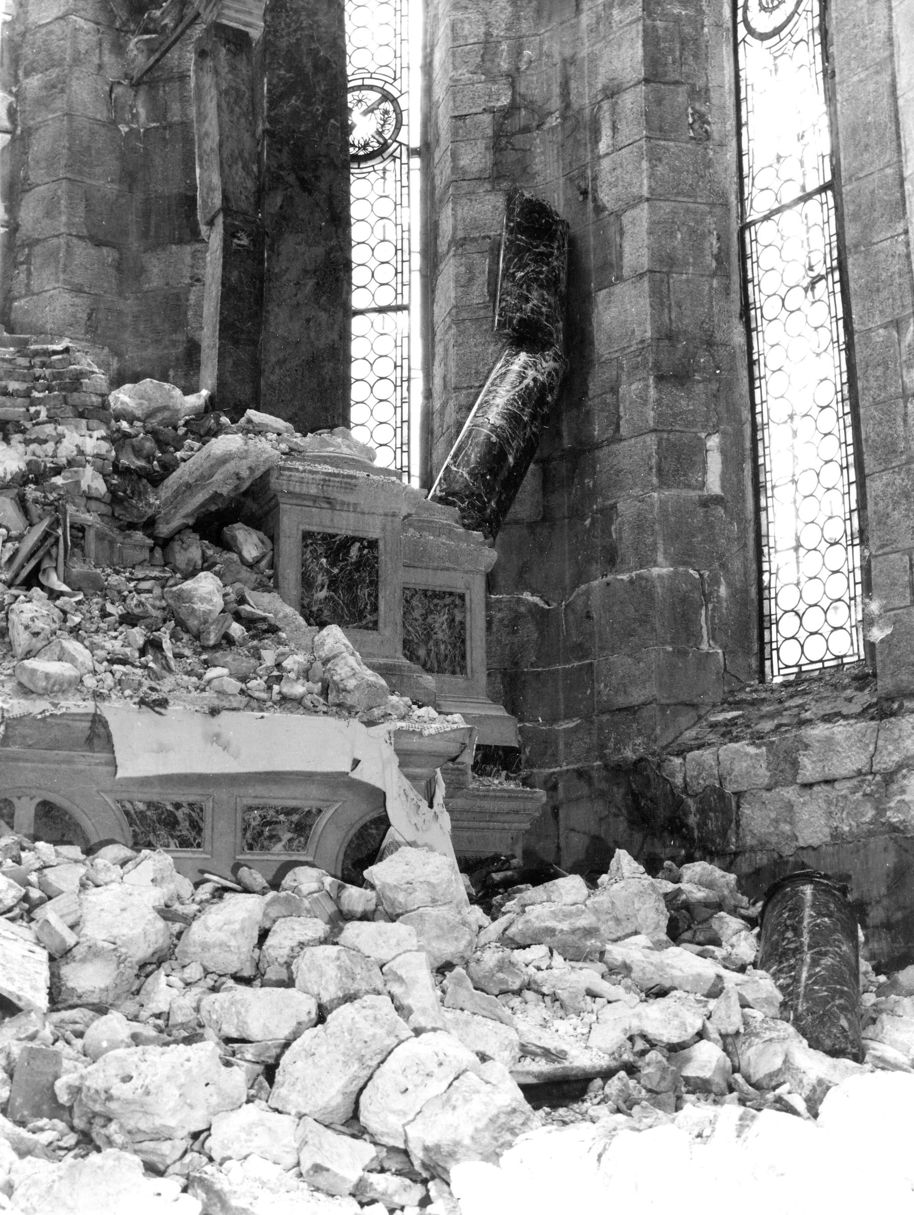 Fotografo non identificato, Venzone - Terremoto, Duomo di S. Andrea Apostolo, abside, vista di dettaglio, interno, 1976, gelatina ai sali d'argento/pellicola (acetati), 6x6cm, N029847