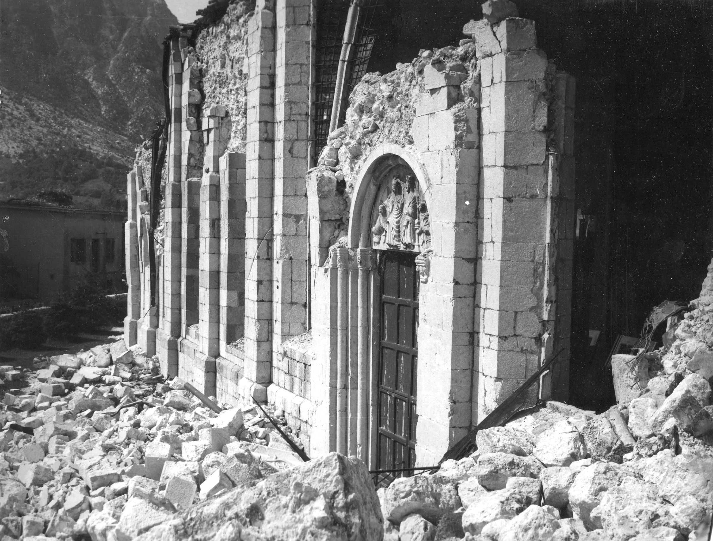 Fotografo non identificato, Venzone - Terremoto, Duomo di S. Andrea Apostolo, parete laterale, facciata, vista di dettaglio, esterno, 1976, gelatina ai sali d'argento/pellicola (acetati), 6x6cm, N030048