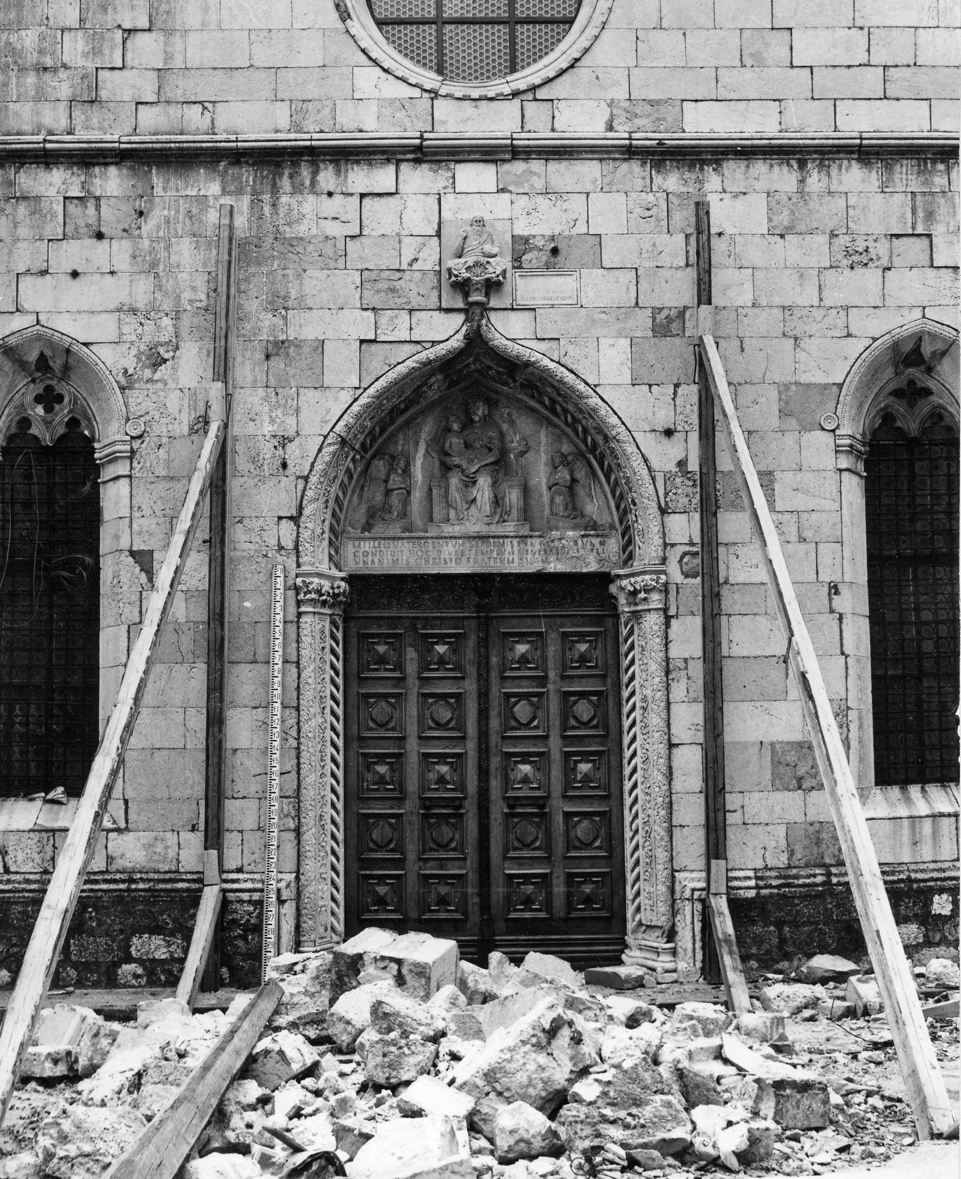 Fotografo non identificato, San Daniele del Friuli - Terremoto, Chiesa di S. Maria Assunta (Fratta), facciata, vista di dettaglio, esterno, 1976, gelatina ai sali d'argento/pellicola (acetati), 6x6cm, N030086