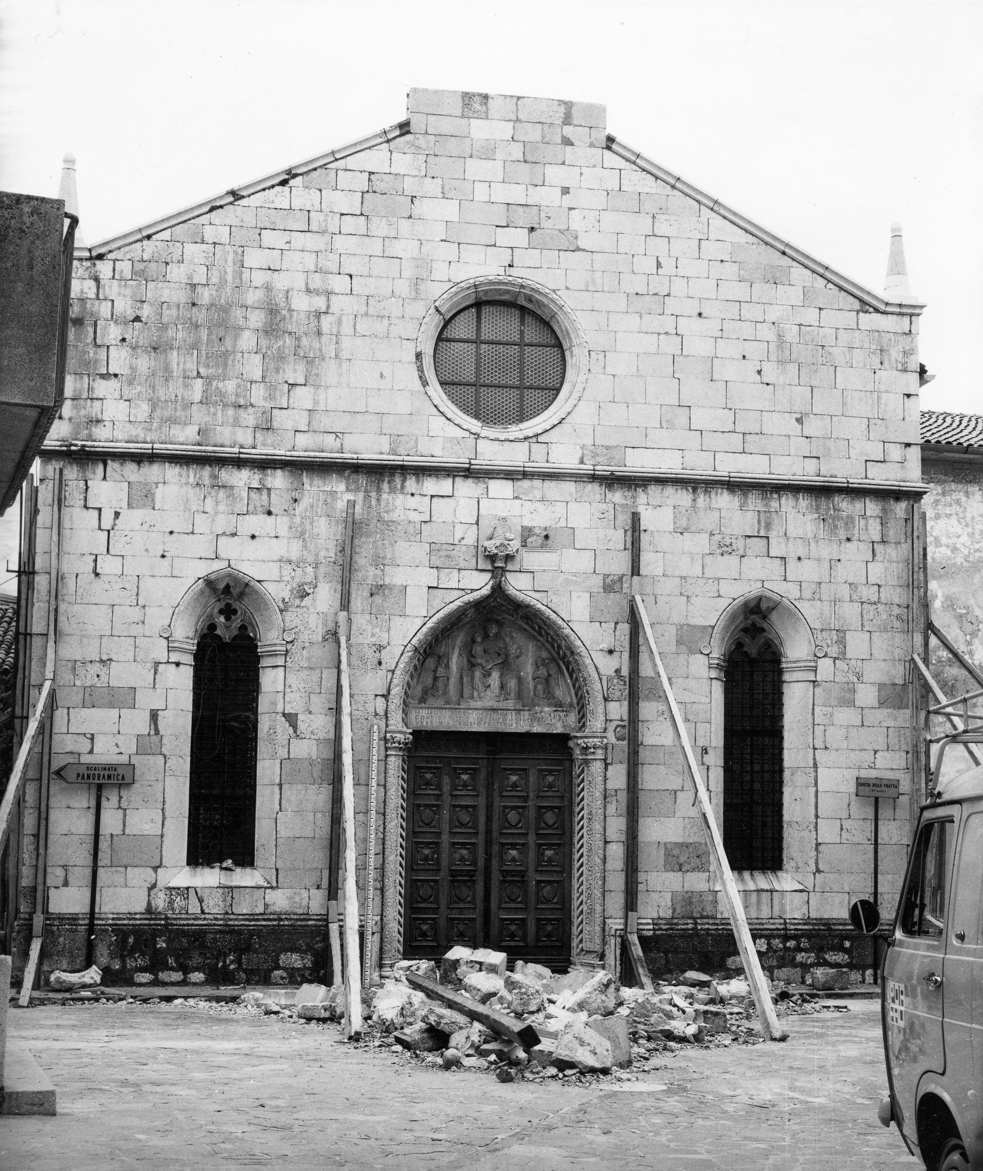 Fotografo non identificato, San Daniele del Friuli - Terremoto, Chiesa di S. Maria Assunta (Fratta), vela campanaria, facciata, vista generale, esterno, 1976, gelatina ai sali d'argento/pellicola (acetati), 6x6cm, N030087