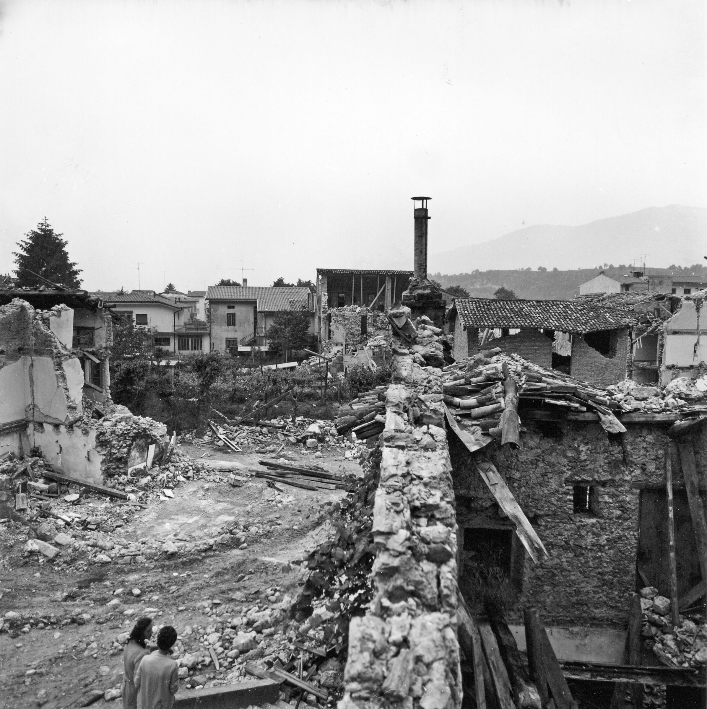 Fotografo non identificato, Osoppo, borgo Olivi - Terremoto, contesto urbano con crolli prevalenti, vista generale, esterno, 1976, gelatina ai sali d'argento/pellicola (acetati), 6x6cm, N030239