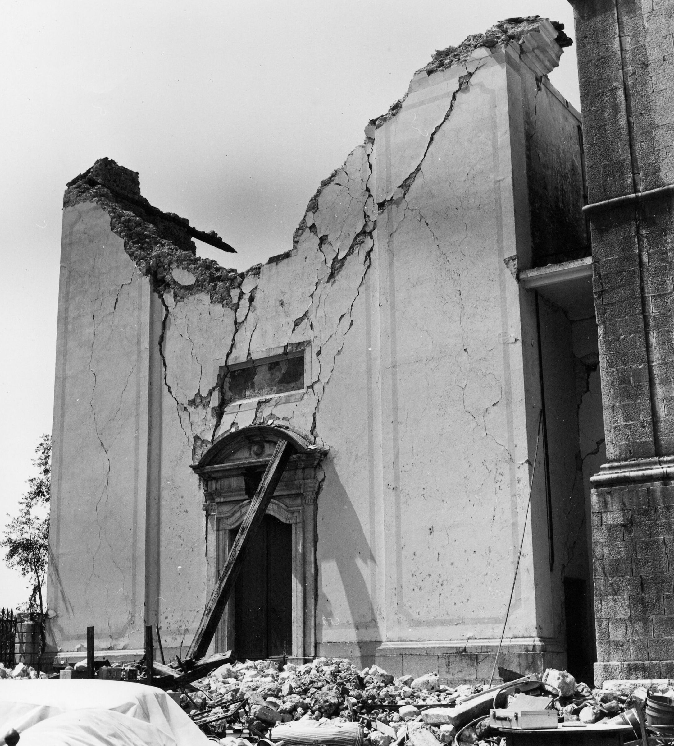 Fotografo non identificato, Forgaria nel Friuli - Terremoto, Chiesa di S. Lorenzo Martire, facciata, vista generale, esterno, 1976, gelatina ai sali d'argento/pellicola (acetati), 6x6cm, N030402