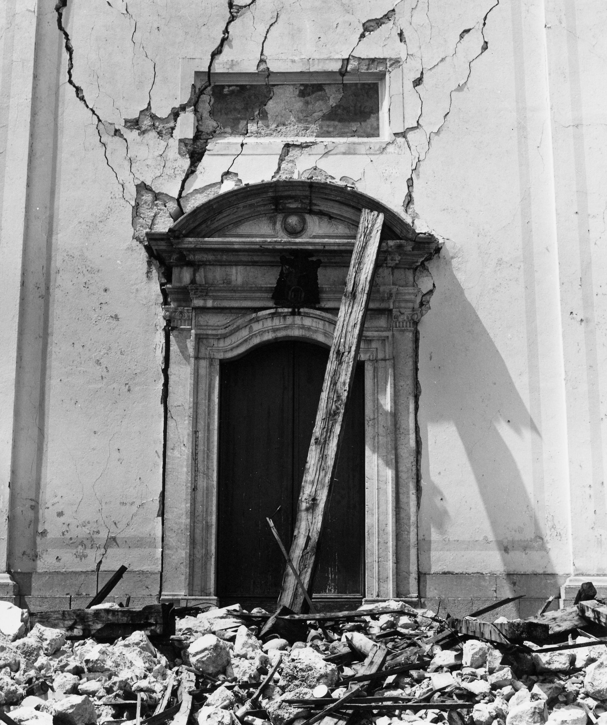 Fotografo non identificato, Forgaria nel Friuli - Terremoto, Chiesa di S. Lorenzo Martire, facciata, portale, vista di dettaglio, esterno, 1976, gelatina ai sali d'argento/pellicola (acetati), 6x6cm, N030403